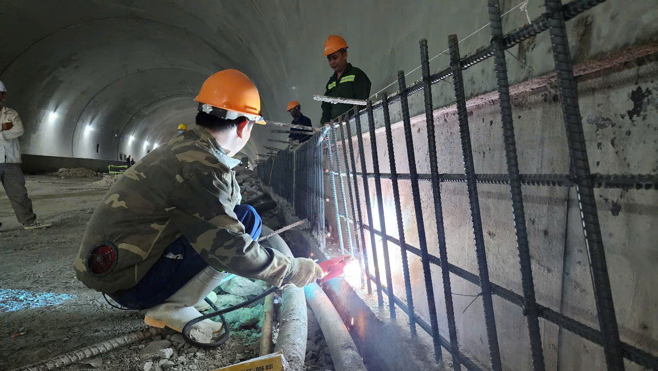 Mưa cản tiến độ, cao tốc qua miền Trung linh hoạt chuyển mũi thi công- Ảnh 4. Mưa cản tiến độ, cao tốc qua miền Trung linh hoạt chuyển mũi thi công- Ảnh 4.