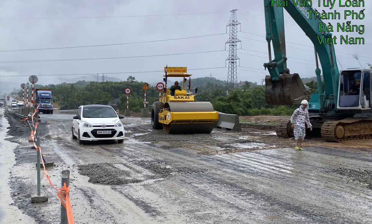 Mưa cản tiến độ, cao tốc qua miền Trung linh hoạt chuyển mũi thi công- Ảnh 3. Mưa cản tiến độ, cao tốc qua miền Trung linh hoạt chuyển mũi thi công- Ảnh 3.