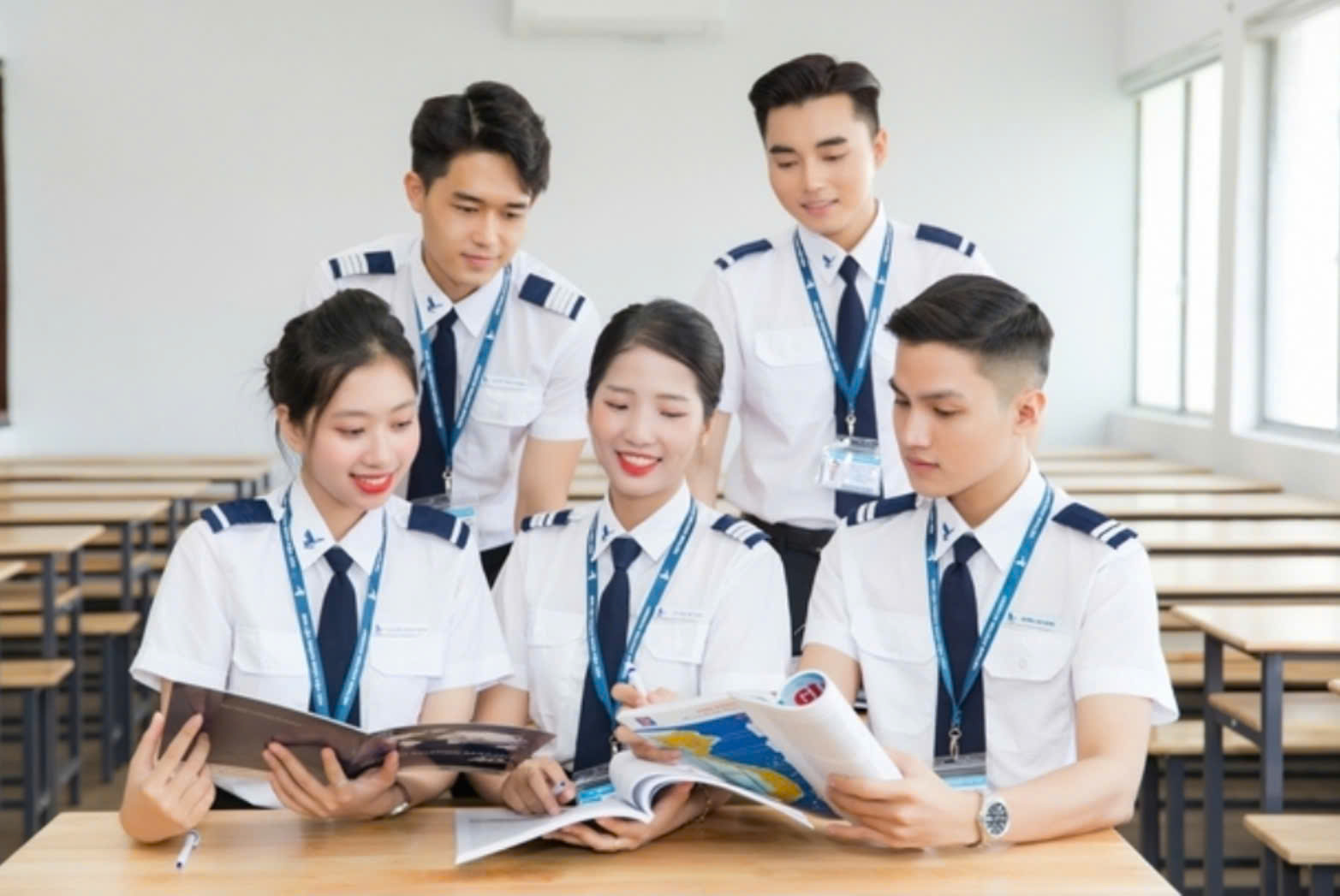 Cơ hội "vàng" 2025: Vừa có bằng đại học, vừa có nghề tiếp viên hàng không chuẩn- Ảnh 1. Cơ hội "vàng" 2025: Vừa có bằng đại học, vừa có nghề tiếp viên hàng không chuẩn- Ảnh 1.