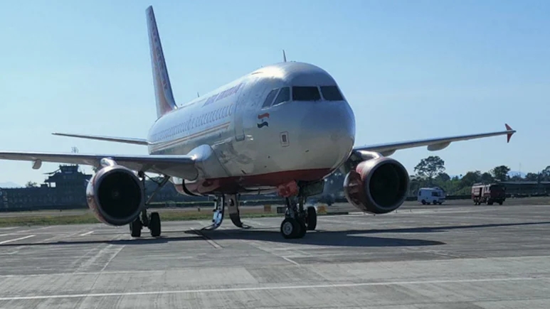 Máy bay Air India hạ cánh khẩn cấp tại Thái Lan- Ảnh 1. Máy bay Air India hạ cánh khẩn cấp tại Thái Lan- Ảnh 1.