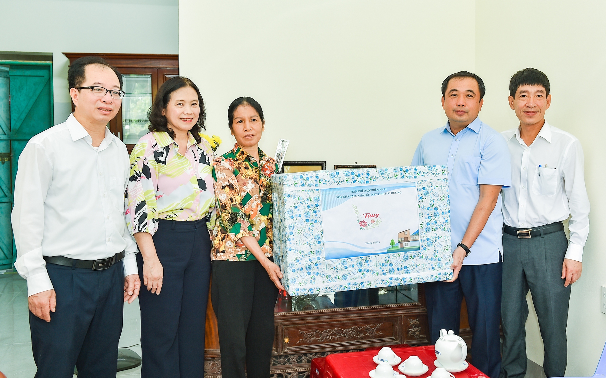 Trường trực Tỉnh ủy Hải Dương thăm một số hộ gia đình thuộc diện xóa nhà tạm, nhà dột nát