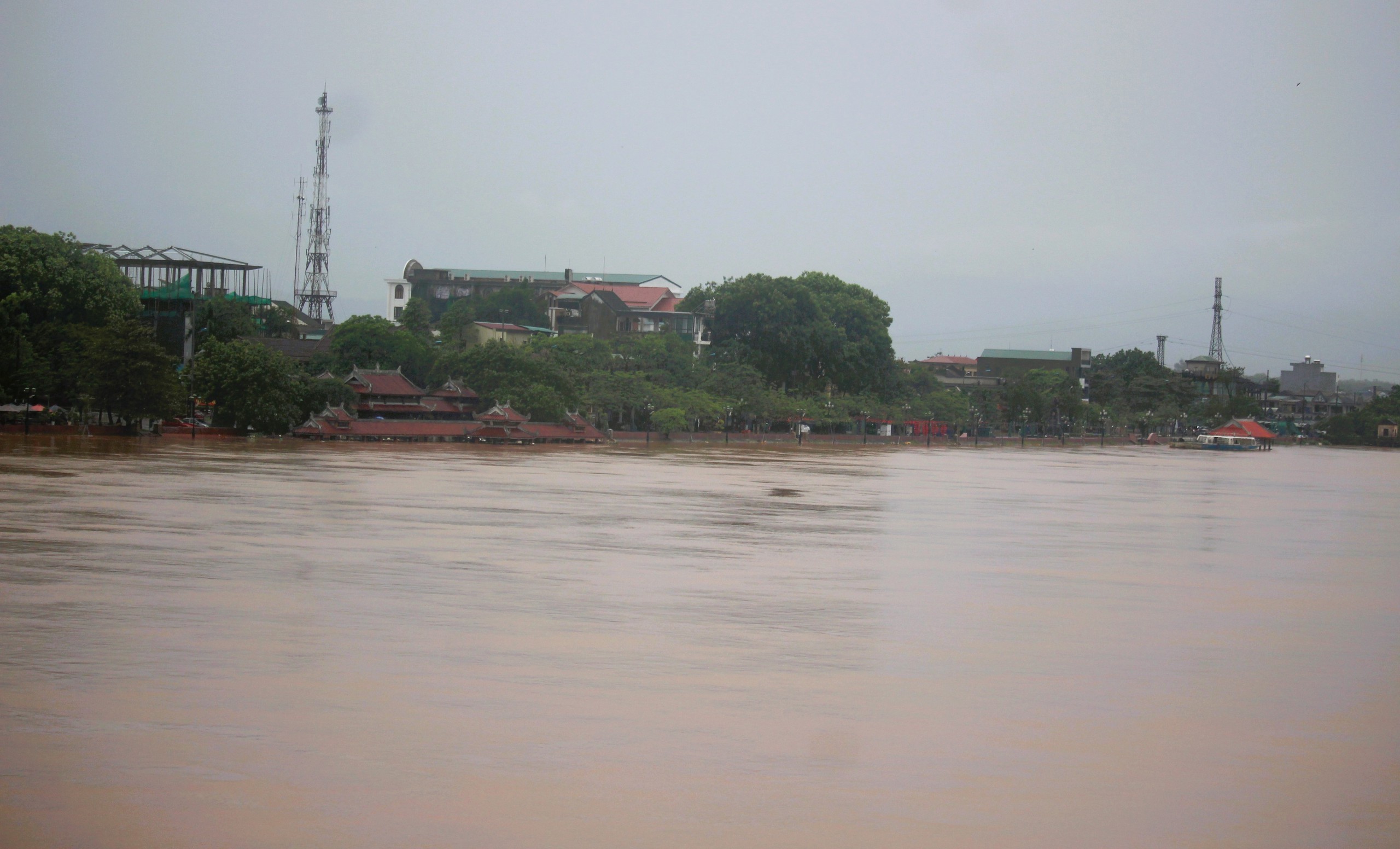 Hai người tử vong, một người bị thương trong đợt mưa lũ bất thường ở Quảng Trị- Ảnh 2. Hai người tử vong, một người bị thương trong đợt mưa lũ bất thường ở Quảng Trị- Ảnh 2.