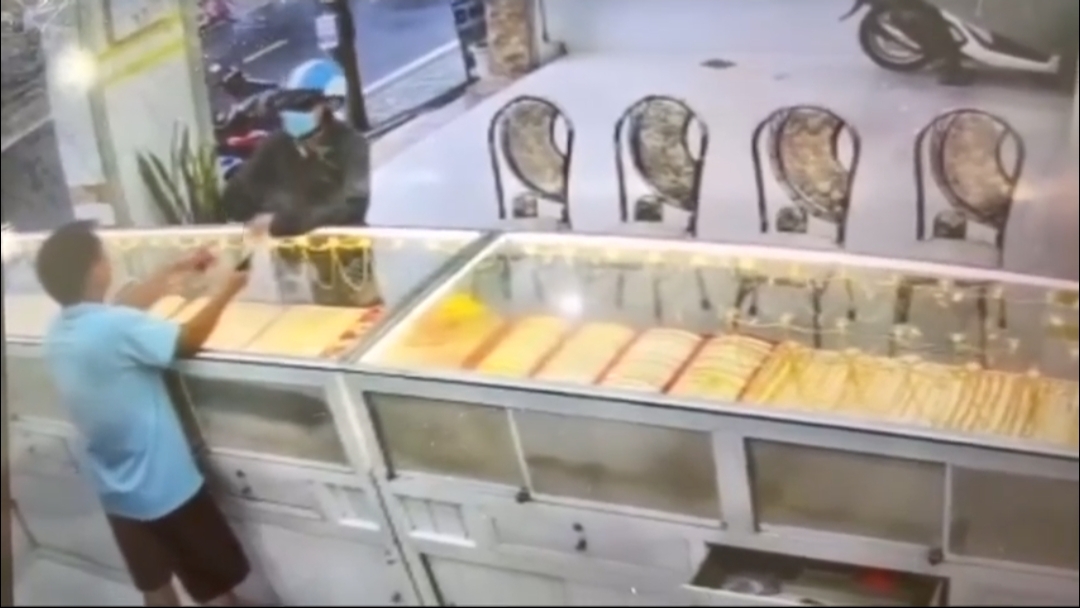 Bắt người đàn ông cầm nhẫn vàng bỏ chạy khi chủ tiệm vàng đếm tiền- Ảnh 1.