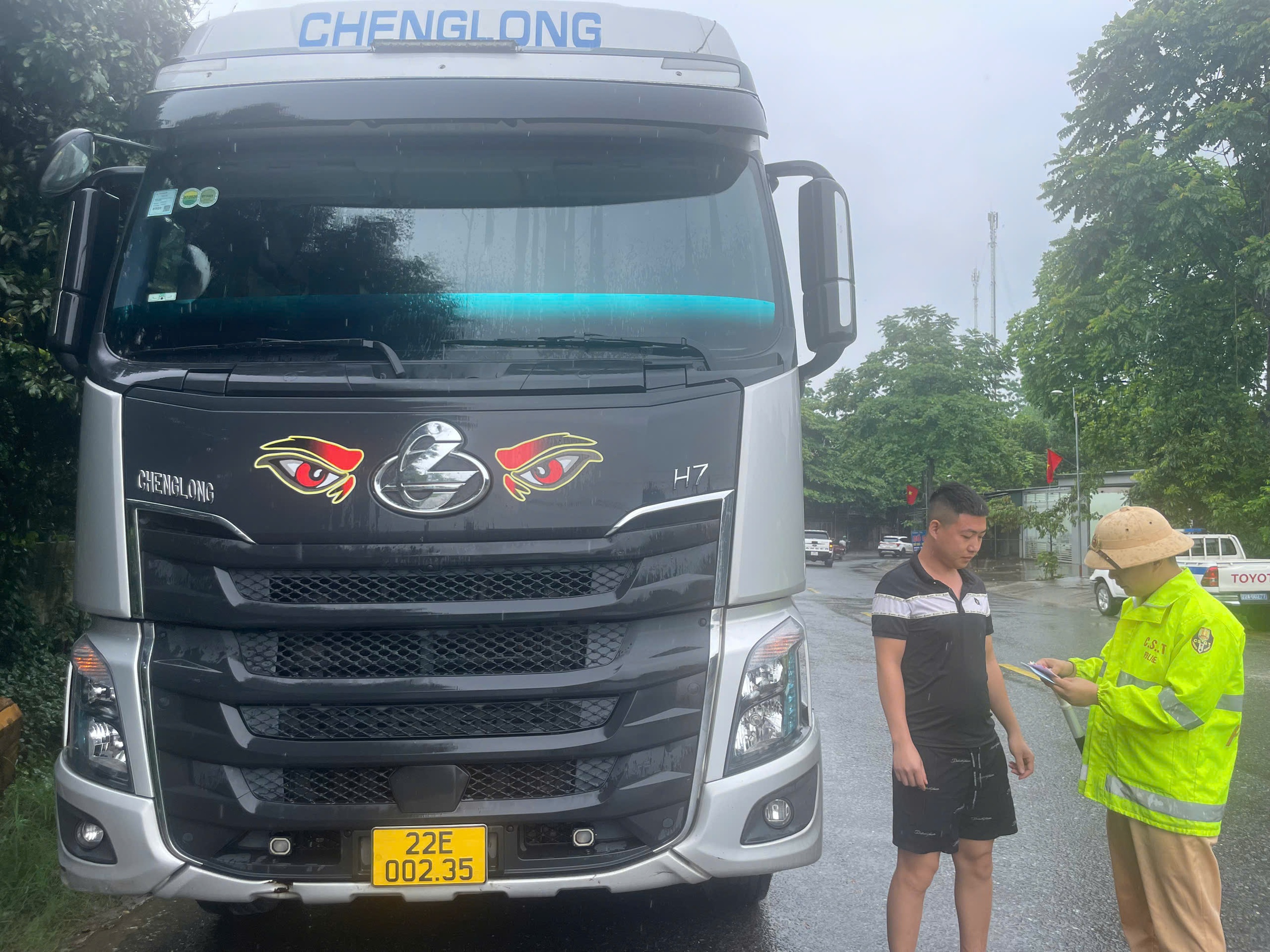 Xác minh, xử lý tài xế xe tải vượt ẩu trên quốc lộ 37 qua Tuyên Quang- Ảnh 1. Xác minh, xử lý tài xế xe tải vượt ẩu trên quốc lộ 37 qua Tuyên Quang- Ảnh 1.