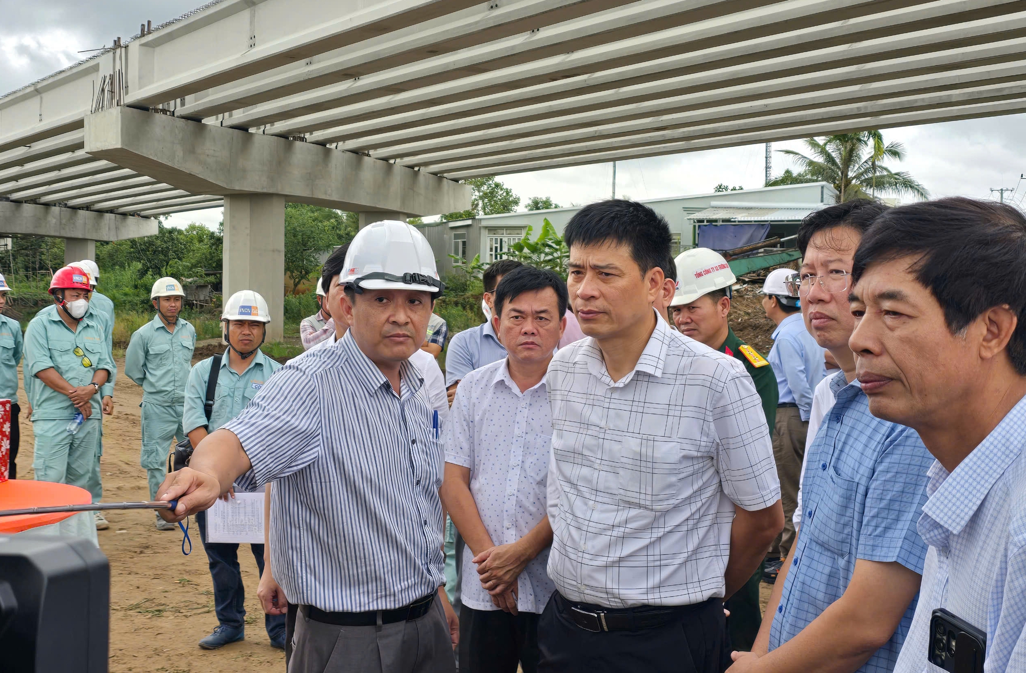 Hoàn thành dứt điểm việc gia tải cao tốc Cao Lãnh - An Hữu trong tháng 6- Ảnh 1. Hoàn thành dứt điểm việc gia tải cao tốc Cao Lãnh - An Hữu trong tháng 6- Ảnh 1.