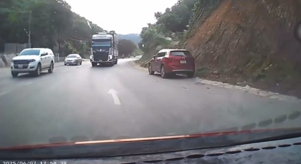 Xác minh, xử lý tài xế xe tải vượt ẩu trên quốc lộ 37 qua Tuyên Quang- Ảnh 2. Xác minh, xử lý tài xế xe tải vượt ẩu trên quốc lộ 37 qua Tuyên Quang- Ảnh 2.