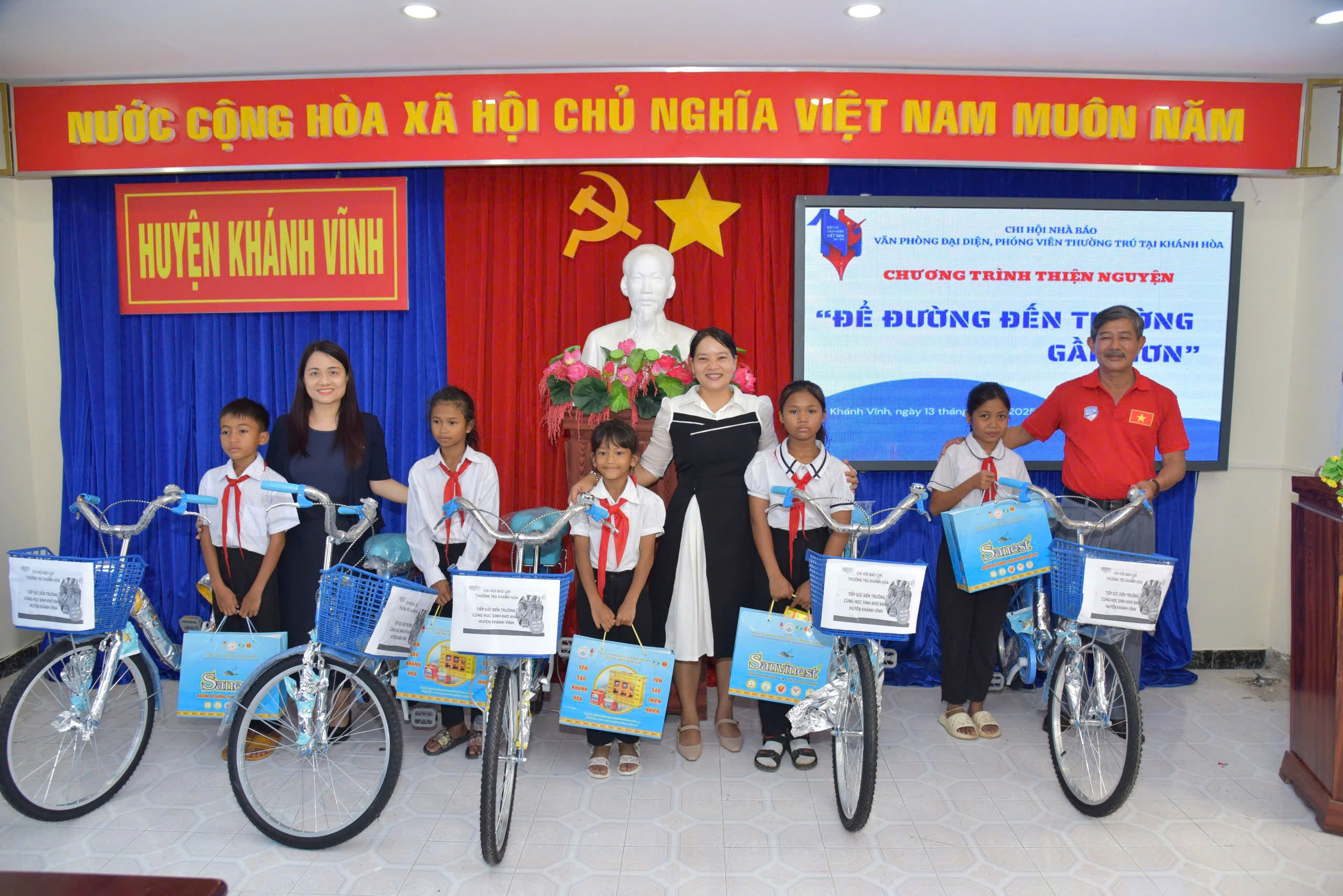 Trao xe đạp cho học sinh khó khăn ở Khánh Hòa- Ảnh 1.