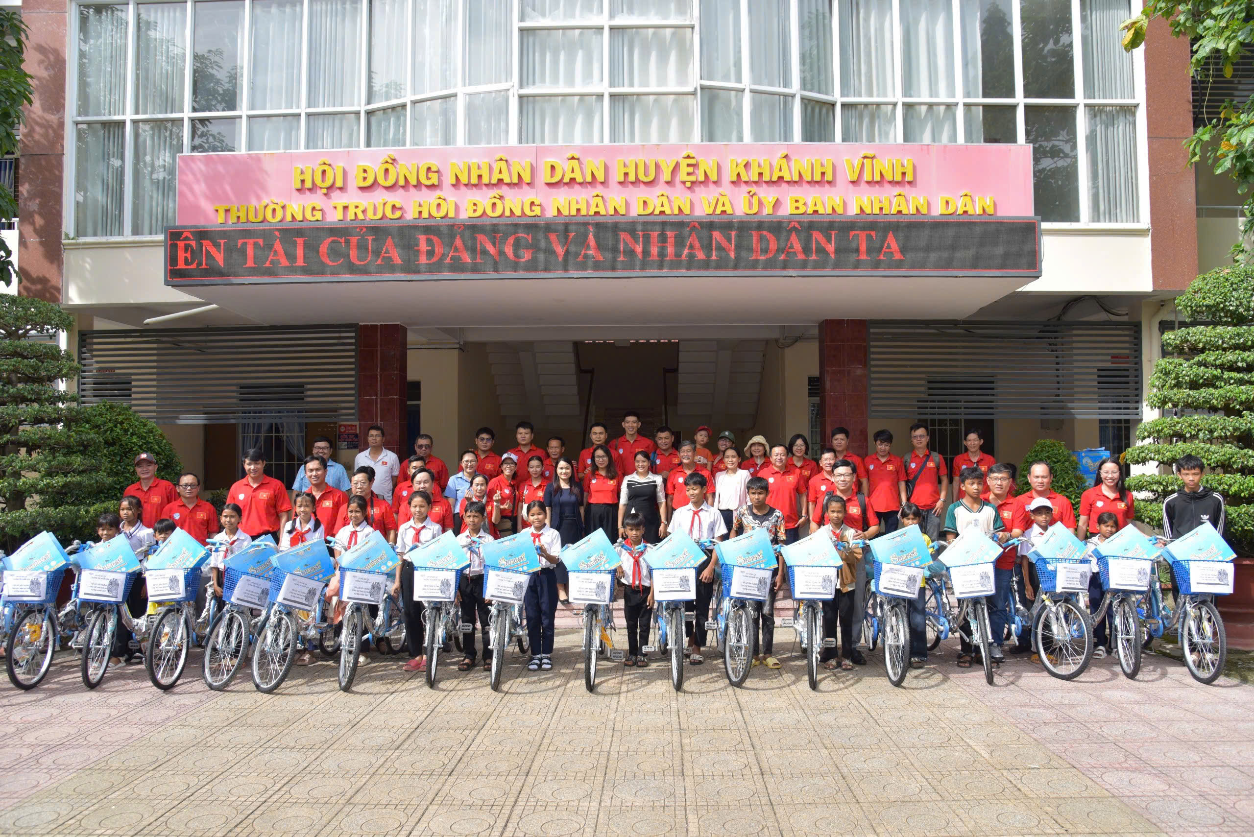 Trao xe đạp cho học sinh khó khăn ở Khánh Hòa- Ảnh 3.