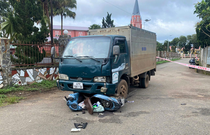 Hiện trường vụ tai nạn khiến hai người thương vong. Hiện trường vụ tai nạn khiến hai người thương vong.
