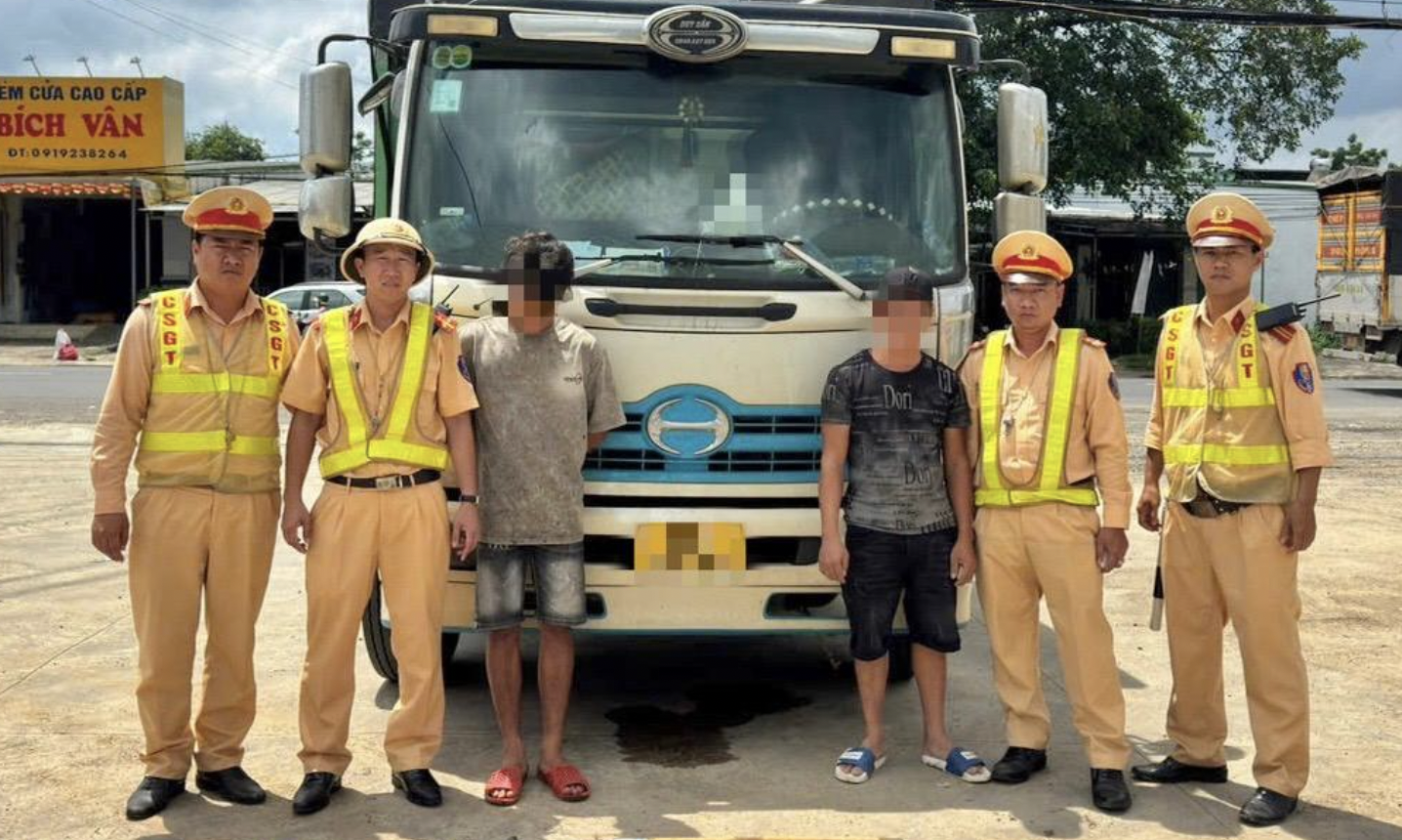 Lập biên bản xe tải vượt ẩu trên QL20 và xác minh phụ xe dùng rựa dọa người đi đường- Ảnh 1. Lập biên bản xe tải vượt ẩu trên QL20 và xác minh phụ xe dùng rựa dọa người đi đường- Ảnh 1.