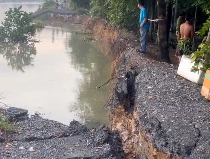 Di dời khẩn cấp 4 hộ dân do sạt lở đê sông Sài Gòn- Ảnh 1. Di dời khẩn cấp 4 hộ dân do sạt lở đê sông Sài Gòn- Ảnh 1.