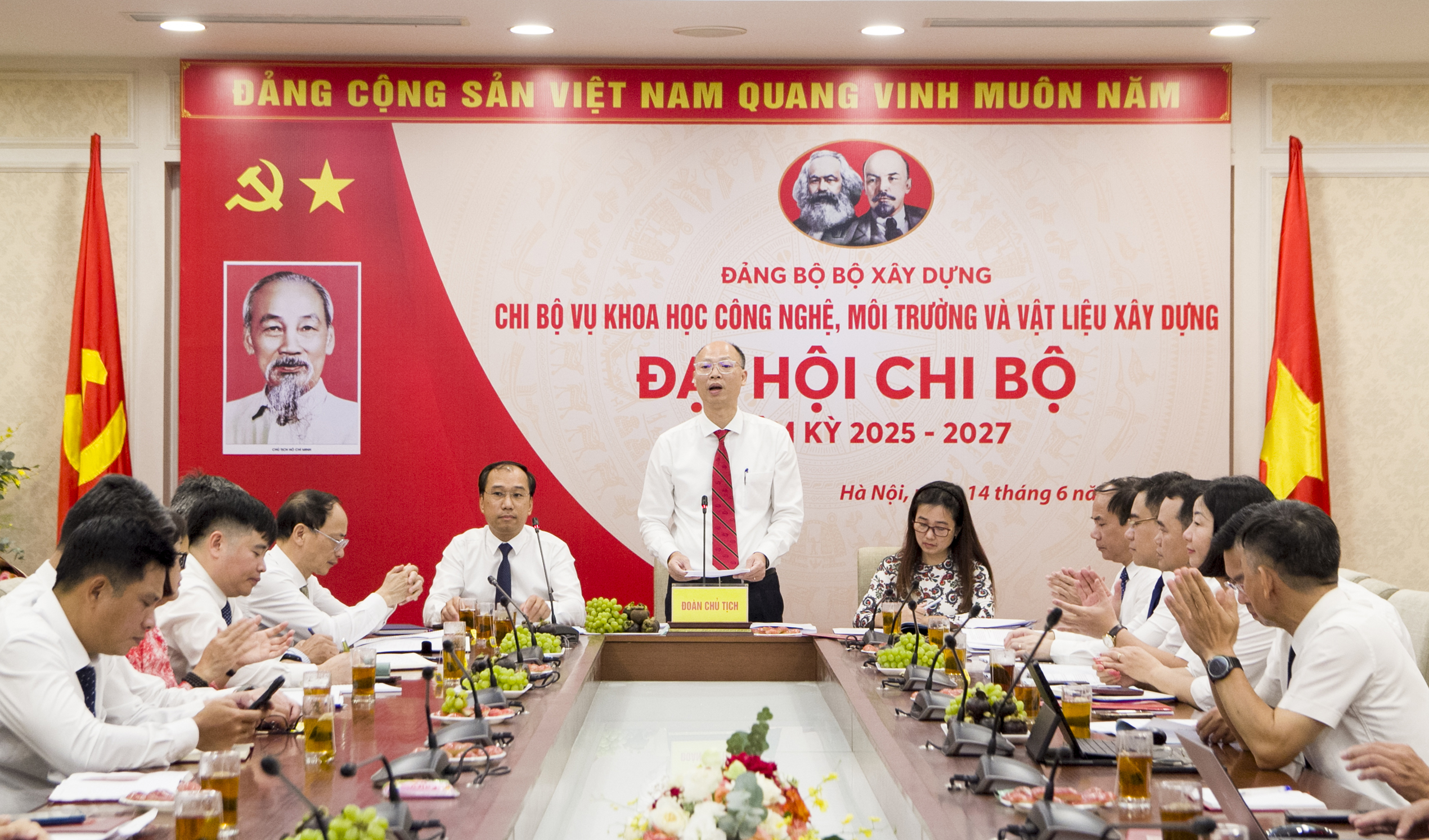 Vụ trưởng KHCNMT&VLXD Lê Trung Thành báo cáo kết quả thực hiện Nghị quyết Đại hội Chi bộ nhiệm kỳ 2022 – 2025.