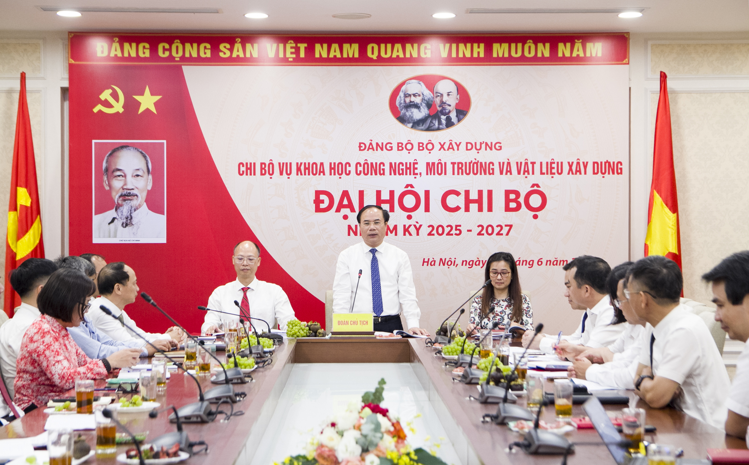Đồng chí Nguyễn Văn Sinh, Phó Bí thư Thường trực Đảng ủy Bộ Xây dựng, Thứ trưởng Bộ Xây dựng phát biểu chỉ đạo tại Đại hội.