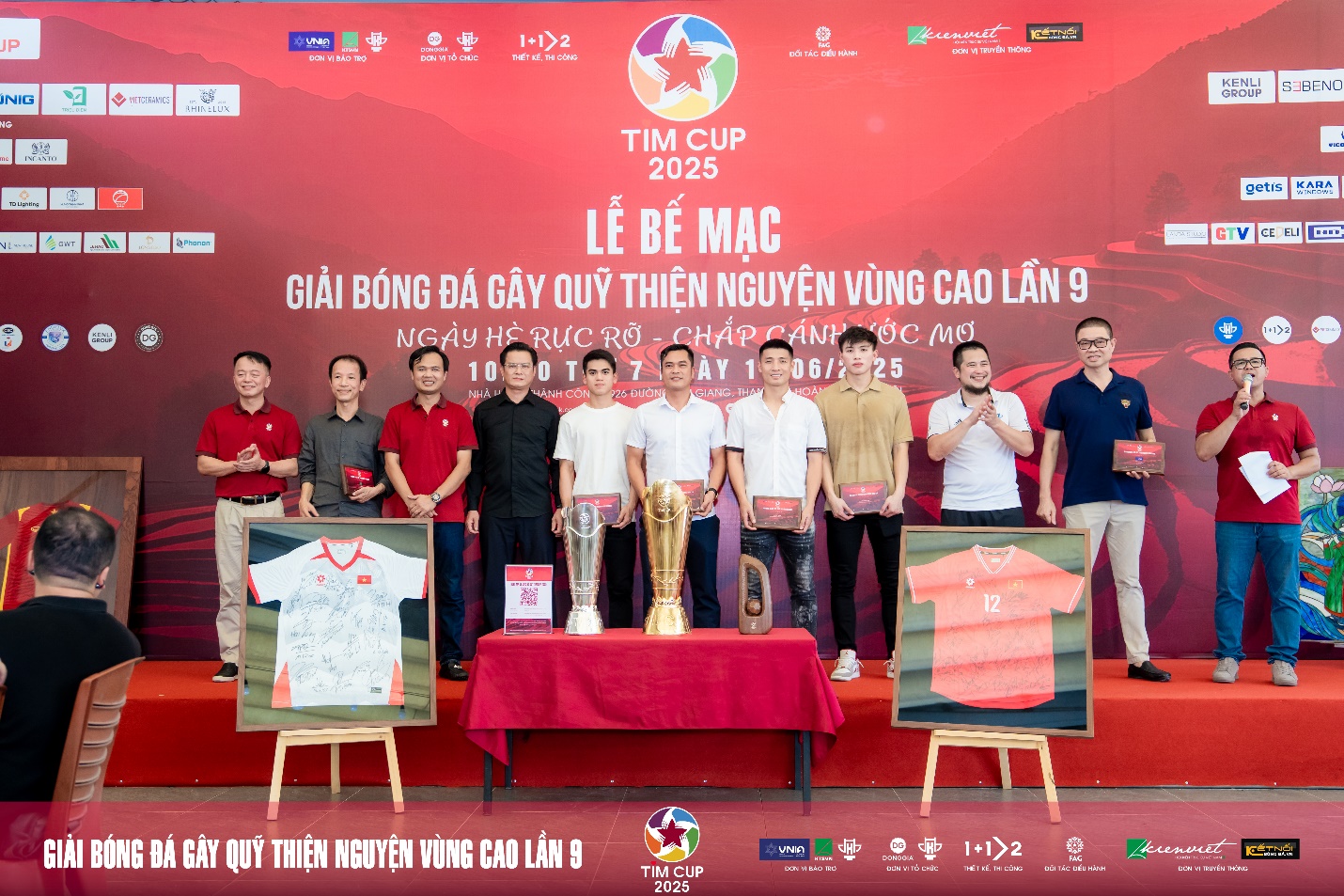 Bế mạc giải bóng đá thiện nguyện TIM CUP 2025- Ảnh 2. Bế mạc giải bóng đá thiện nguyện TIM CUP 2025- Ảnh 2.