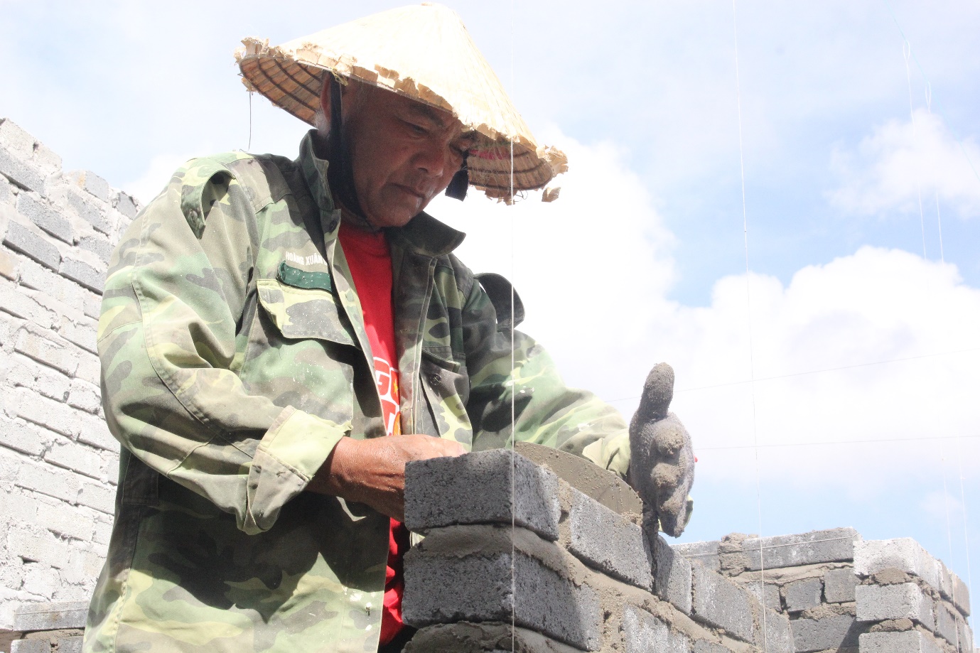 Giữa giàn giáo chông chênh, thợ xây cố bám nghề mưu sinh- Ảnh 1. Giữa giàn giáo chông chênh, thợ xây cố bám nghề mưu sinh- Ảnh 1.