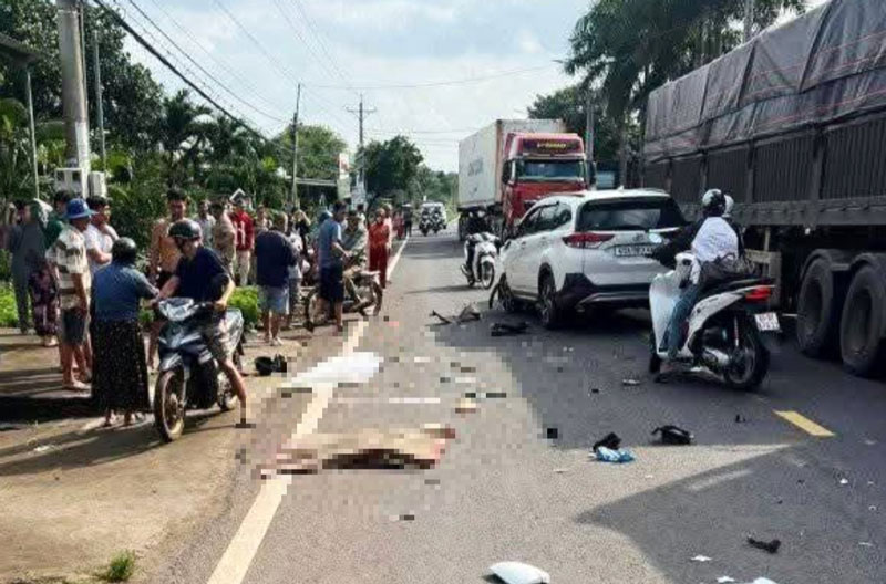 Hiện trường vụ tai nạn khiến một bé gái tử vong, người phụ nữ bị thương nặng. Hiện trường vụ tai nạn khiến một bé gái tử vong, người phụ nữ bị thương nặng.