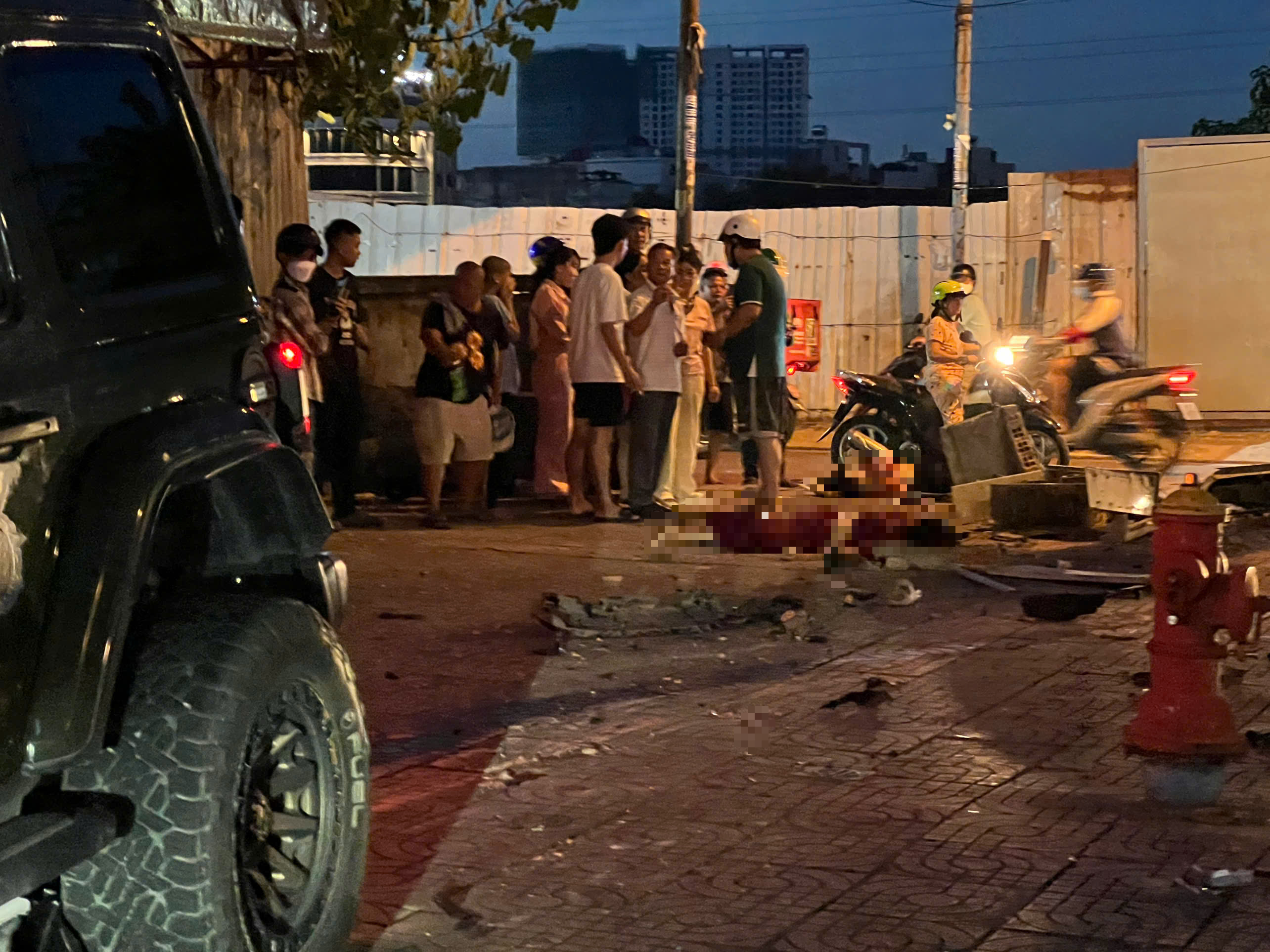 Ô tô lao qua dải phân cách, tông loạt xe máy khiến 2 phụ nữ tử vong- Ảnh 1. Ô tô lao qua dải phân cách, tông loạt xe máy khiến 2 phụ nữ tử vong- Ảnh 1.