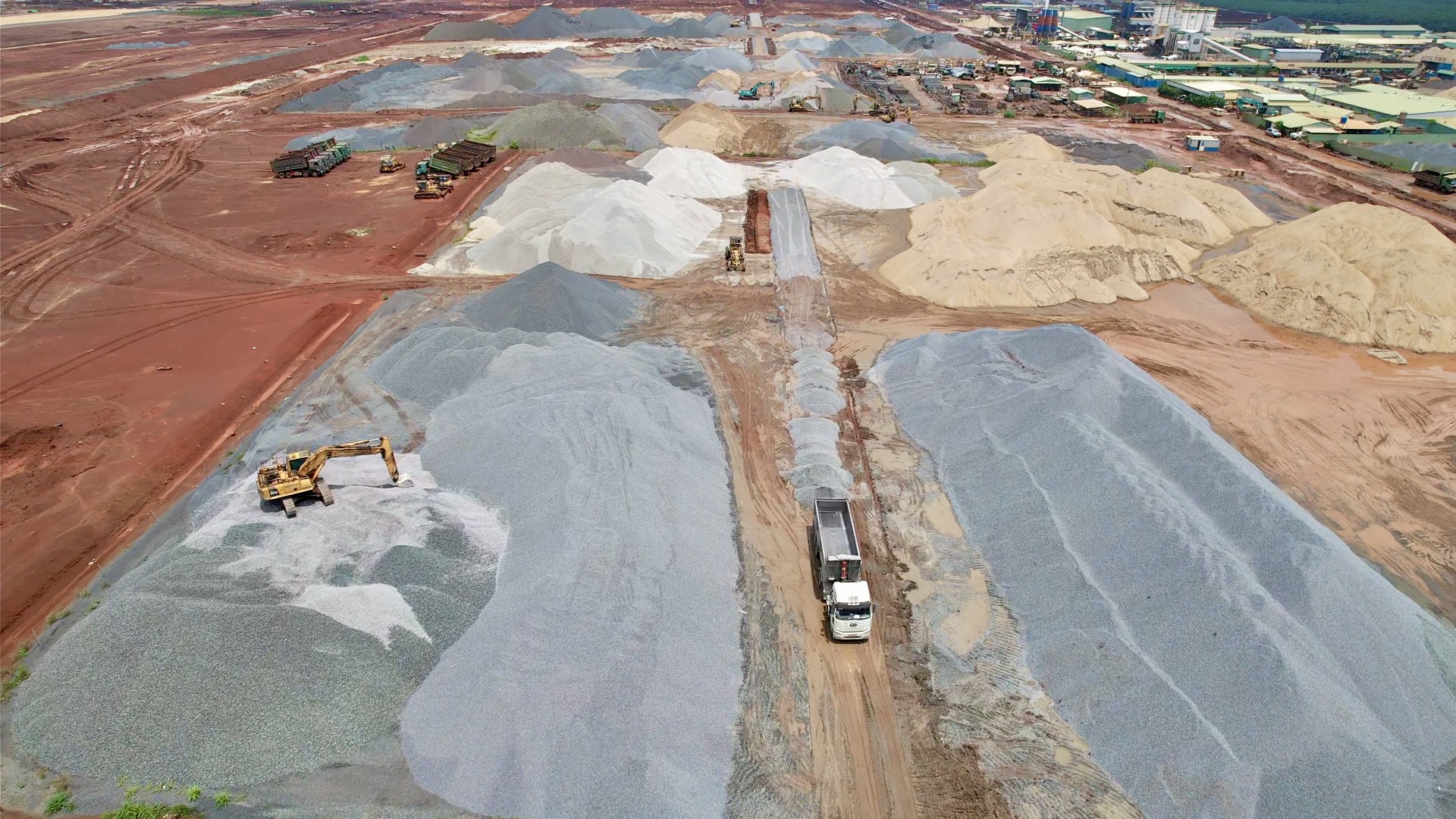 Đồng Nai sẵn sàng tăng công suất các mỏ, phân bổ vật liệu cho cao tốc và sân bay- Ảnh 1.