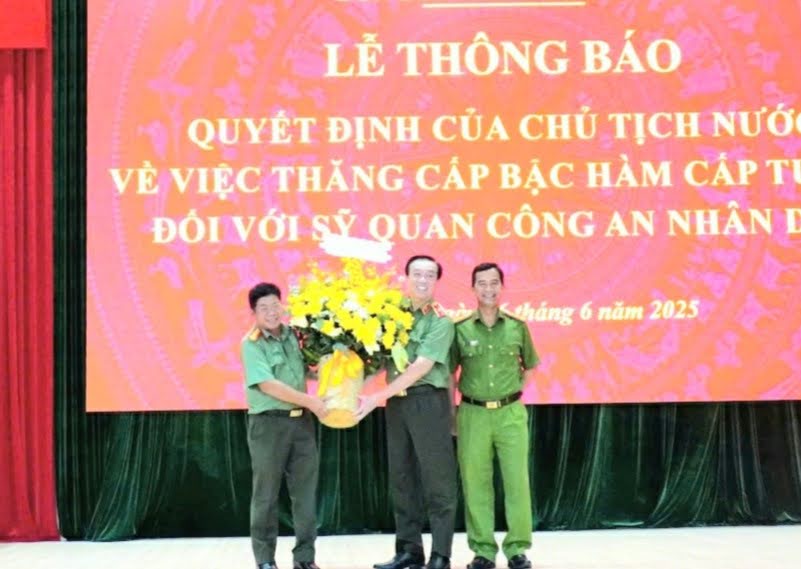 Giám đốc Công an Long An được thăng cấp bậc hàm Thiếu tướng- Ảnh 1. Giám đốc Công an Long An được thăng cấp bậc hàm Thiếu tướng- Ảnh 1.