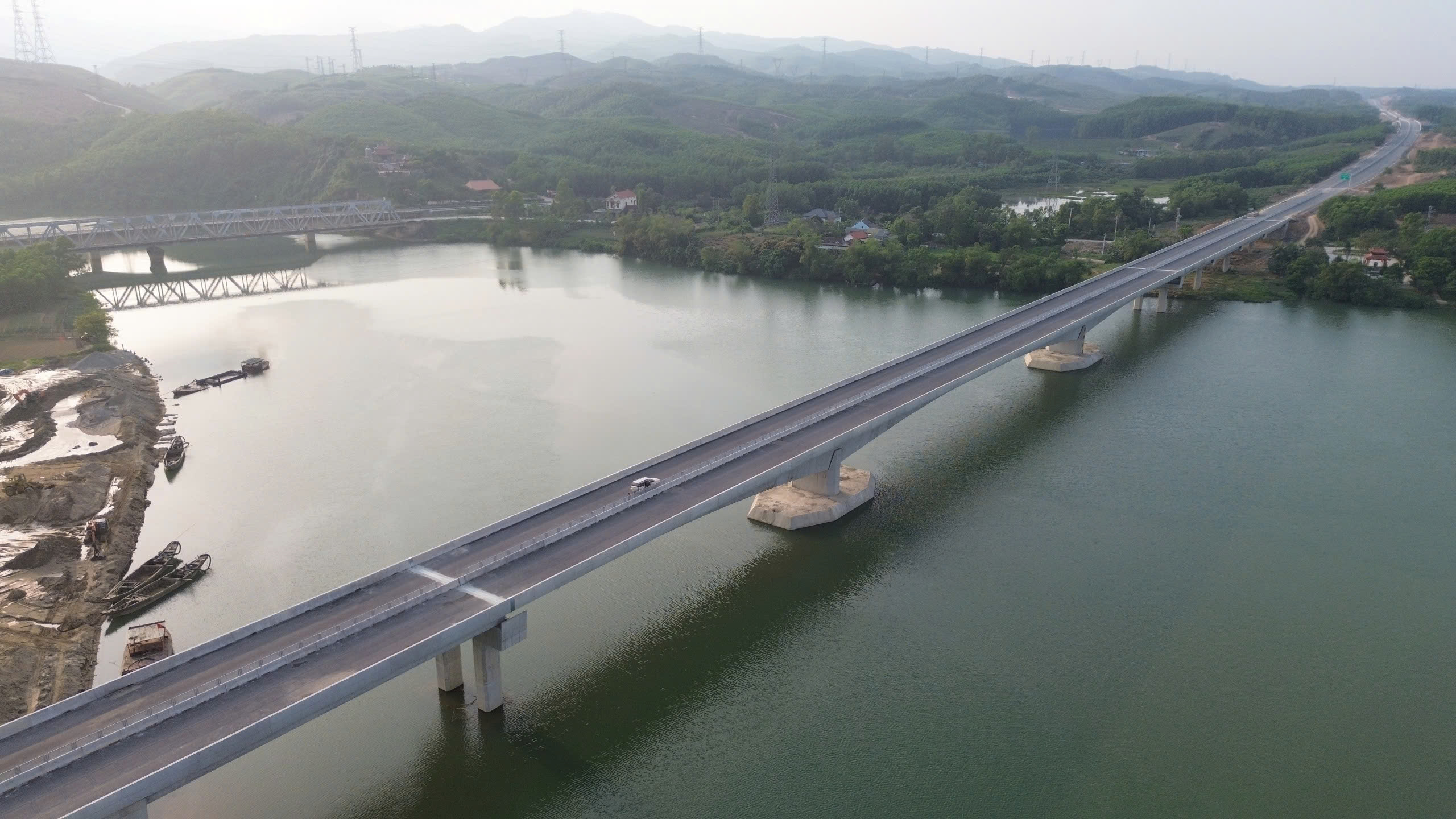 Đề xuất điều chỉnh thiết kế cầu dài nhất cao tốc Bùng - Vạn Ninh, chủ đầu tư nói gì?- Ảnh 1.