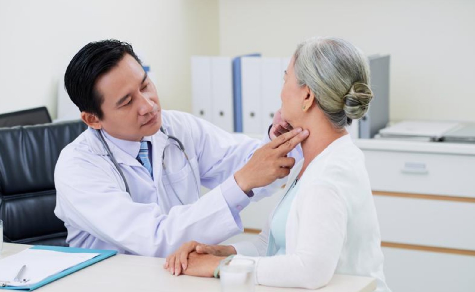 Người bệnh mạn tính có thể lĩnh thuốc điều trị 3 tháng/lần- Ảnh 1.