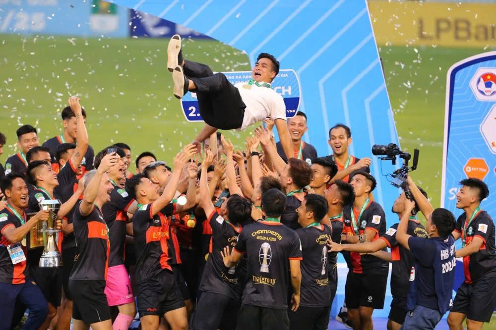 Vô địch với thành tích bất bại, thầy của Hoàng Đức vẫn mất việc ở đội hạng Nhất?- Ảnh 1. Vô địch với thành tích bất bại, thầy của Hoàng Đức vẫn mất việc ở đội hạng Nhất?- Ảnh 1.