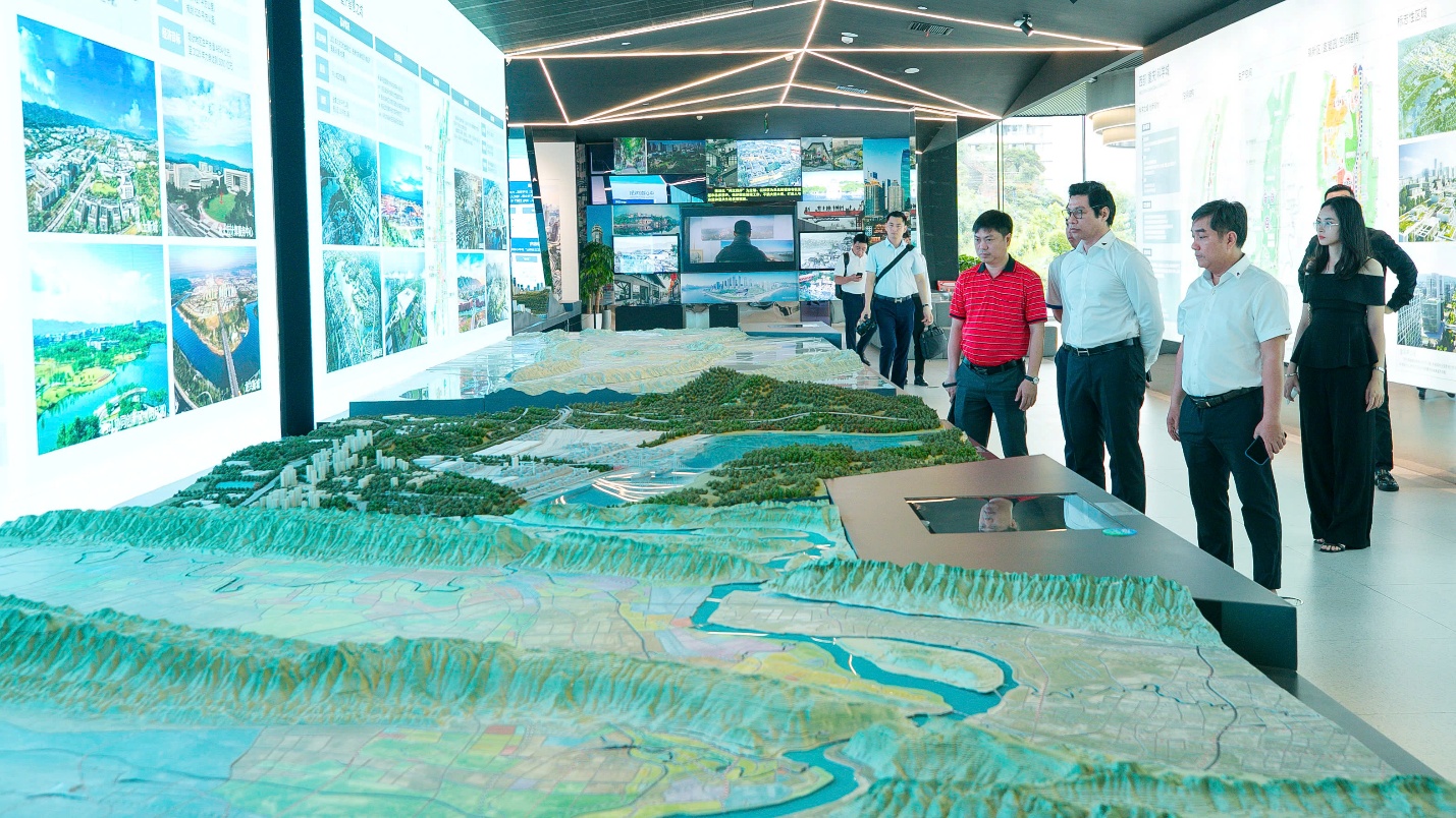 Tập đoàn Văn Phú bắt tay Tập đoàn Đèo Cả đề xuất dự án Đại lộ cảnh quan ven sông Hồng- Ảnh 2. Tập đoàn Văn Phú bắt tay Tập đoàn Đèo Cả đề xuất dự án Đại lộ cảnh quan ven sông Hồng- Ảnh 2.