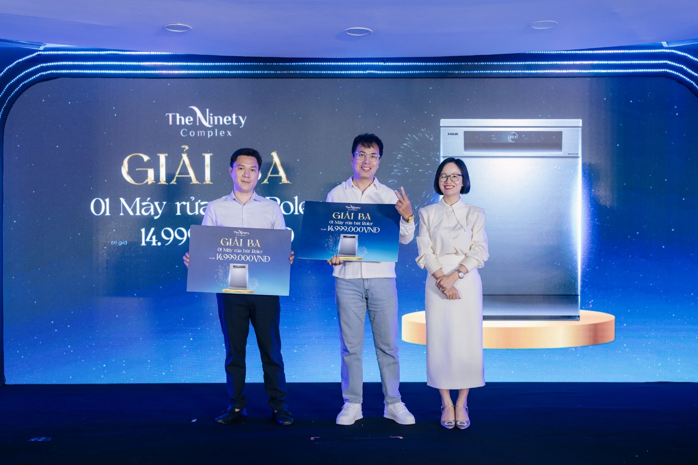 Giới đầu tư quan tâm sản phẩm Business Suite tại The Ninety Complex- Ảnh 4. Có thể là hình ảnh về 3 người, cái bục và văn bản