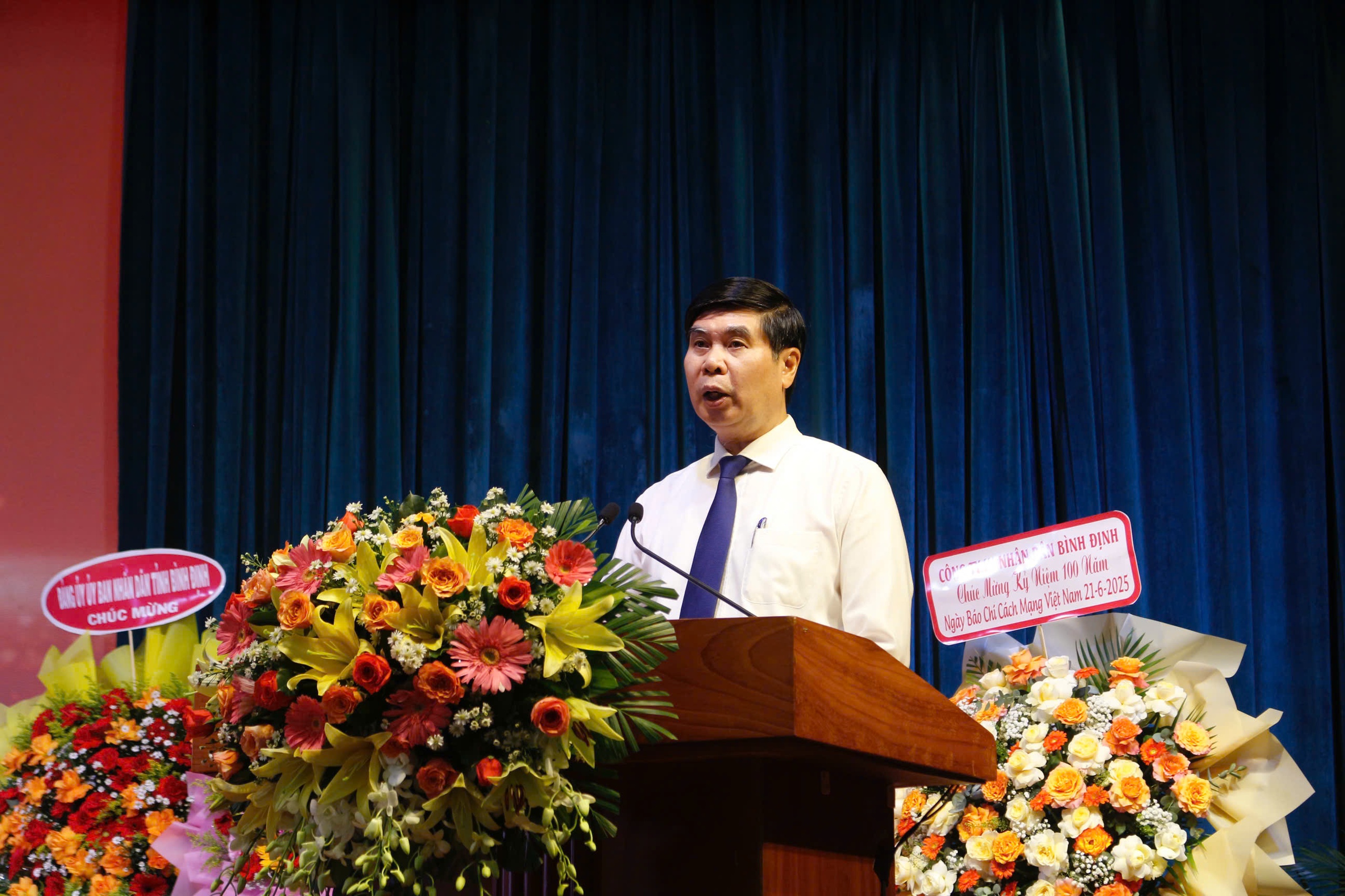 Bình Định tôn vinh những người làm báo nhân kỷ niệm 100 năm Báo chí Cách mạng Việt Nam- Ảnh 1. Bình Định tôn vinh những người làm báo nhân kỷ niệm 100 năm Báo chí Cách mạng Việt Nam- Ảnh 1.