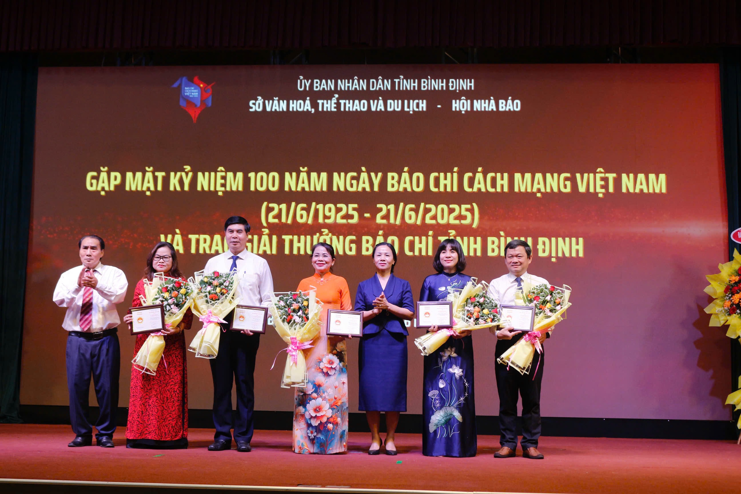 Bình Định tôn vinh những người làm báo nhân kỷ niệm 100 năm Báo chí Cách mạng Việt Nam- Ảnh 2. Bình Định tôn vinh những người làm báo nhân kỷ niệm 100 năm Báo chí Cách mạng Việt Nam- Ảnh 2.