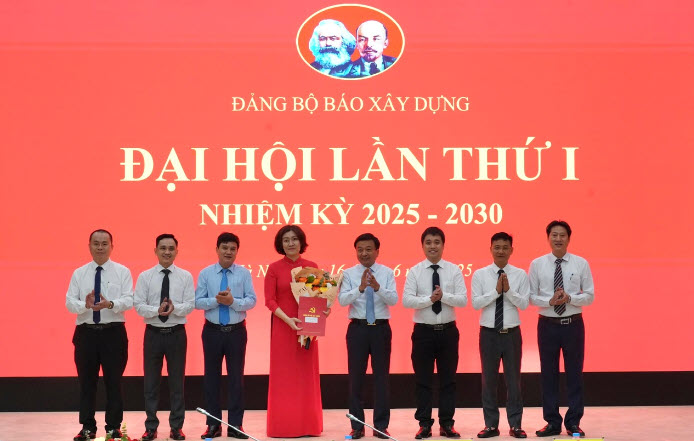 Thứ trưởng Nguyễn Danh Huy: Báo Xây dựng sau hợp nhất phải đoàn kết, vượt thách thức- Ảnh 3. Thứ trưởng Nguyễn Danh Huy: Báo Xây dựng sau hợp nhất phải đoàn kết, vượt thách thức- Ảnh 3.