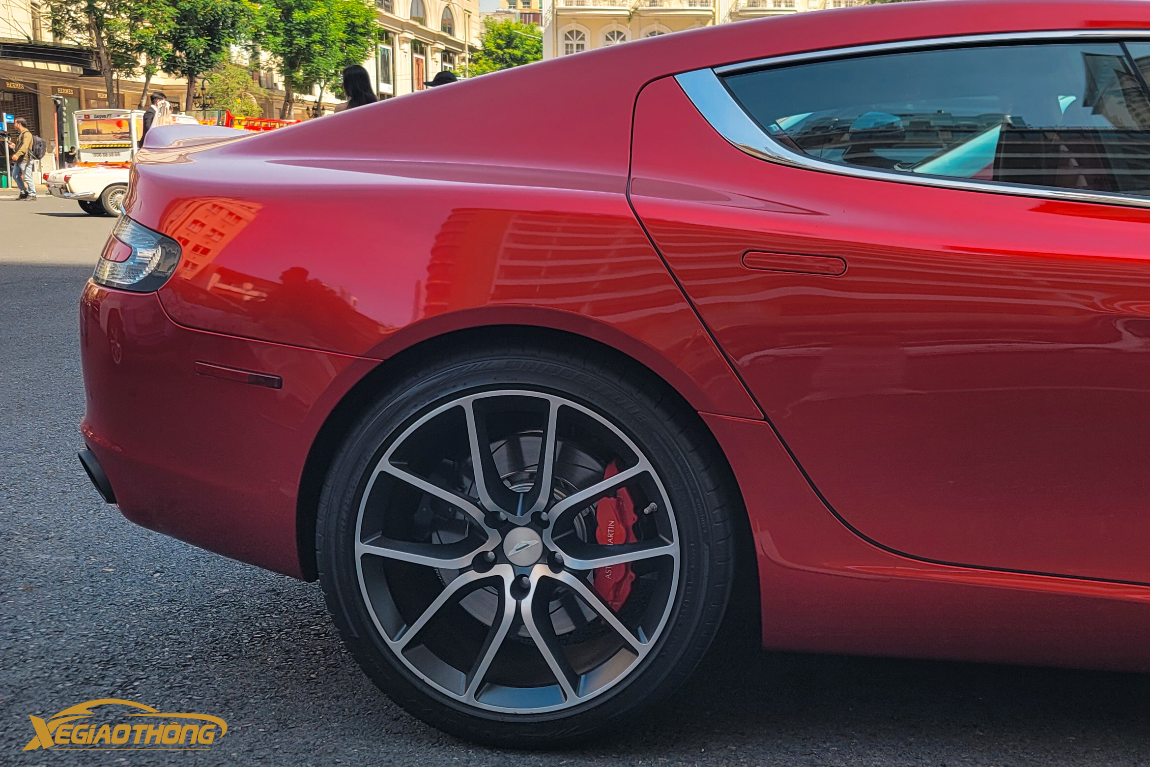 Cận cảnh siêu xe hàng hiếm Aston Martin Rapide tại Việt Nam- Ảnh 6. Cận cảnh siêu xe hàng hiếm Aston Martin Rapide tại Việt Nam- Ảnh 6.