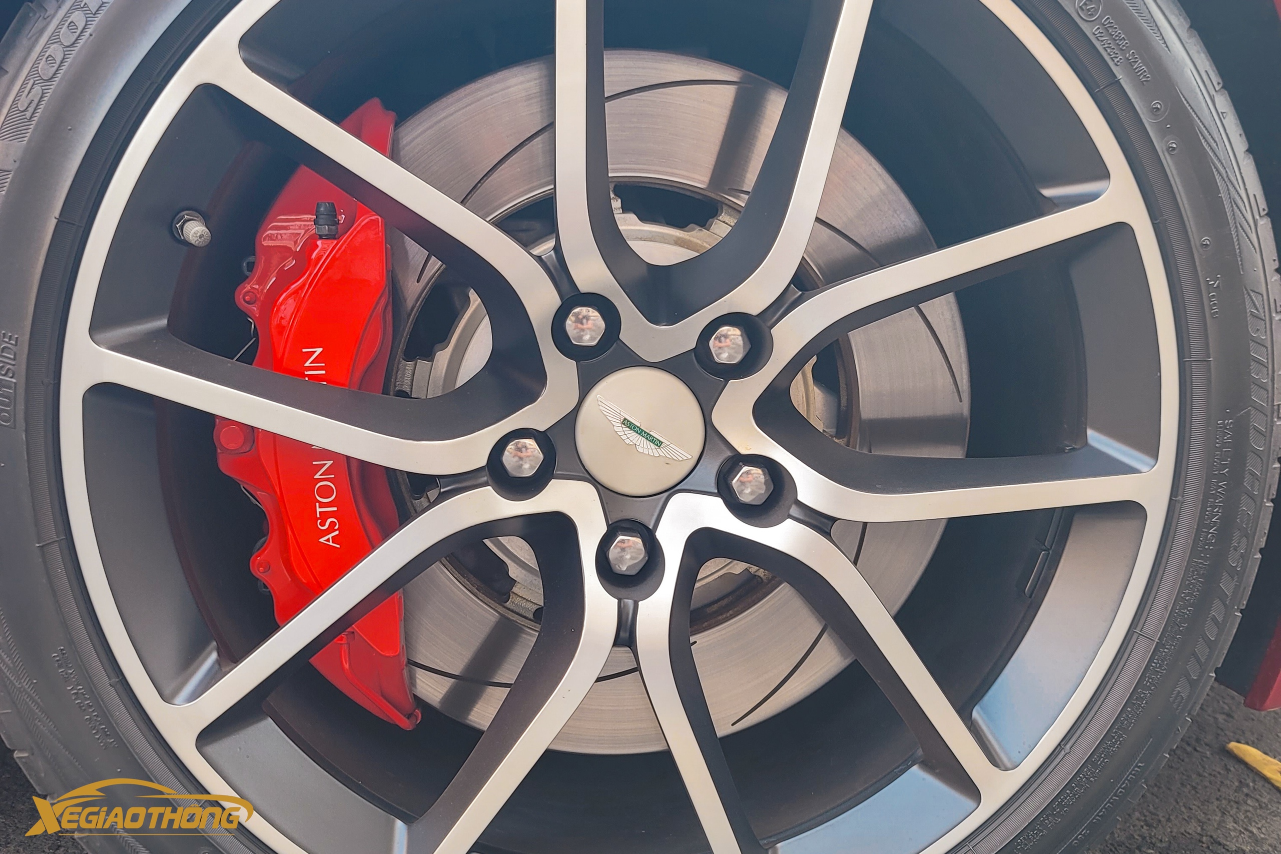 Cận cảnh siêu xe hàng hiếm Aston Martin Rapide tại Việt Nam- Ảnh 10. Cận cảnh siêu xe hàng hiếm Aston Martin Rapide tại Việt Nam- Ảnh 10.