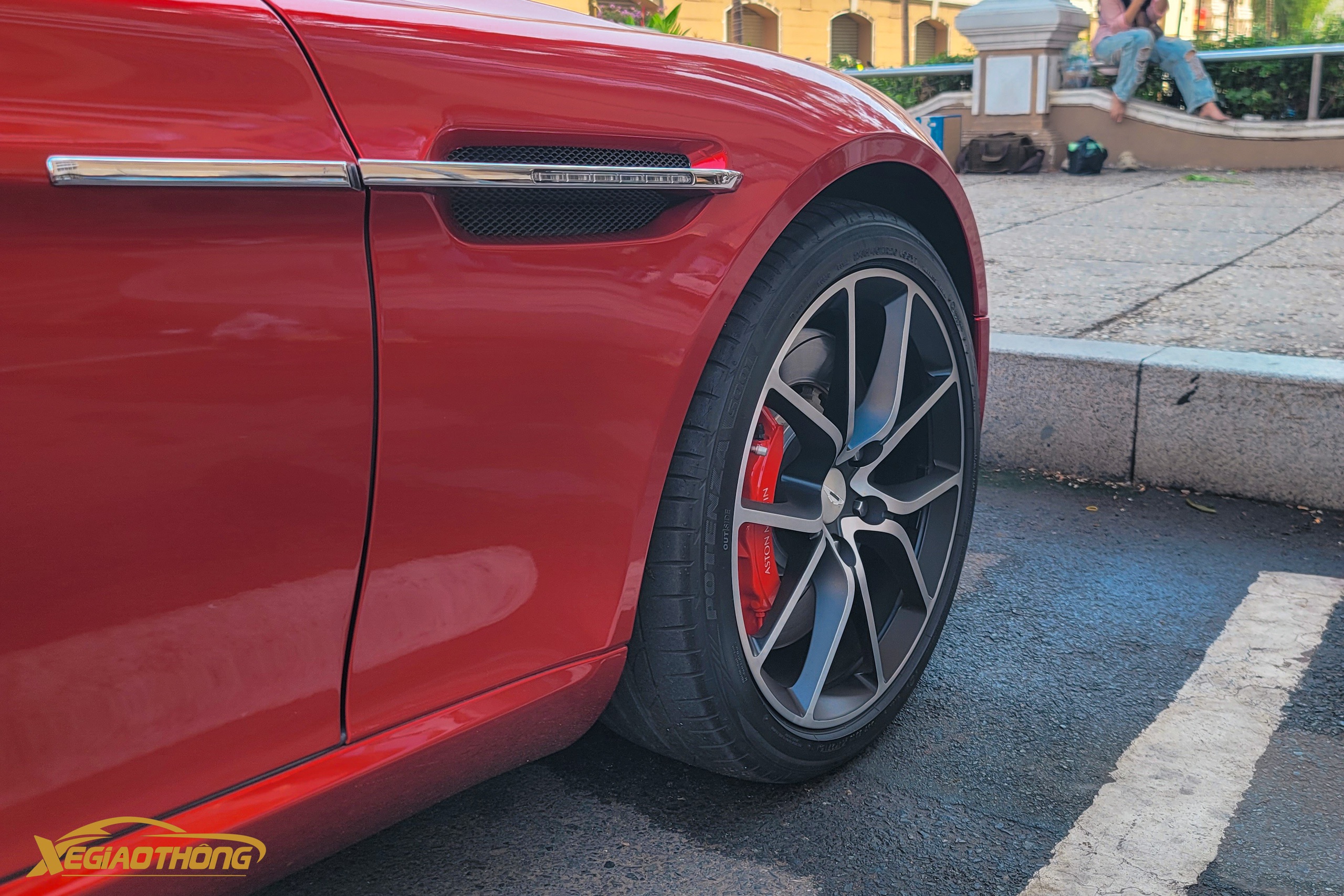 Cận cảnh siêu xe hàng hiếm Aston Martin Rapide tại Việt Nam- Ảnh 5. Cận cảnh siêu xe hàng hiếm Aston Martin Rapide tại Việt Nam- Ảnh 5.