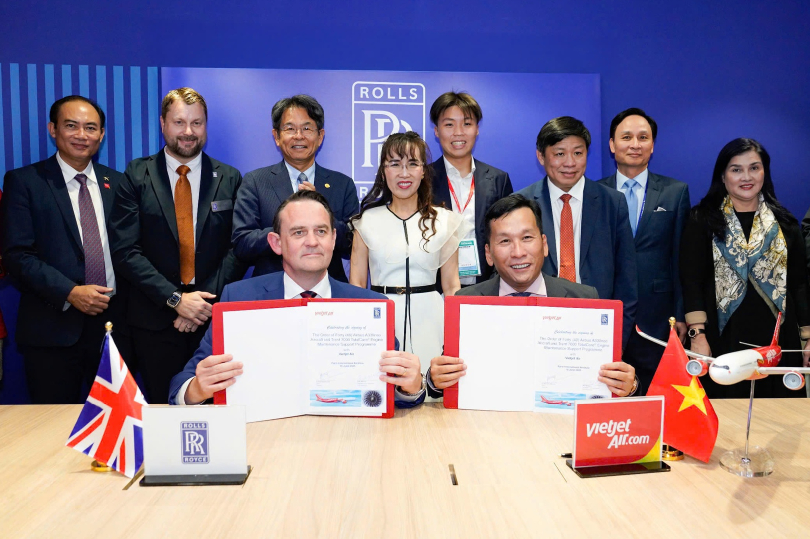 Vietjet ký đơn hàng "khủng" với Rolls-Royce- Ảnh 1. Vietjet ký đơn hàng "khủng" với Rolls-Royce- Ảnh 1.
