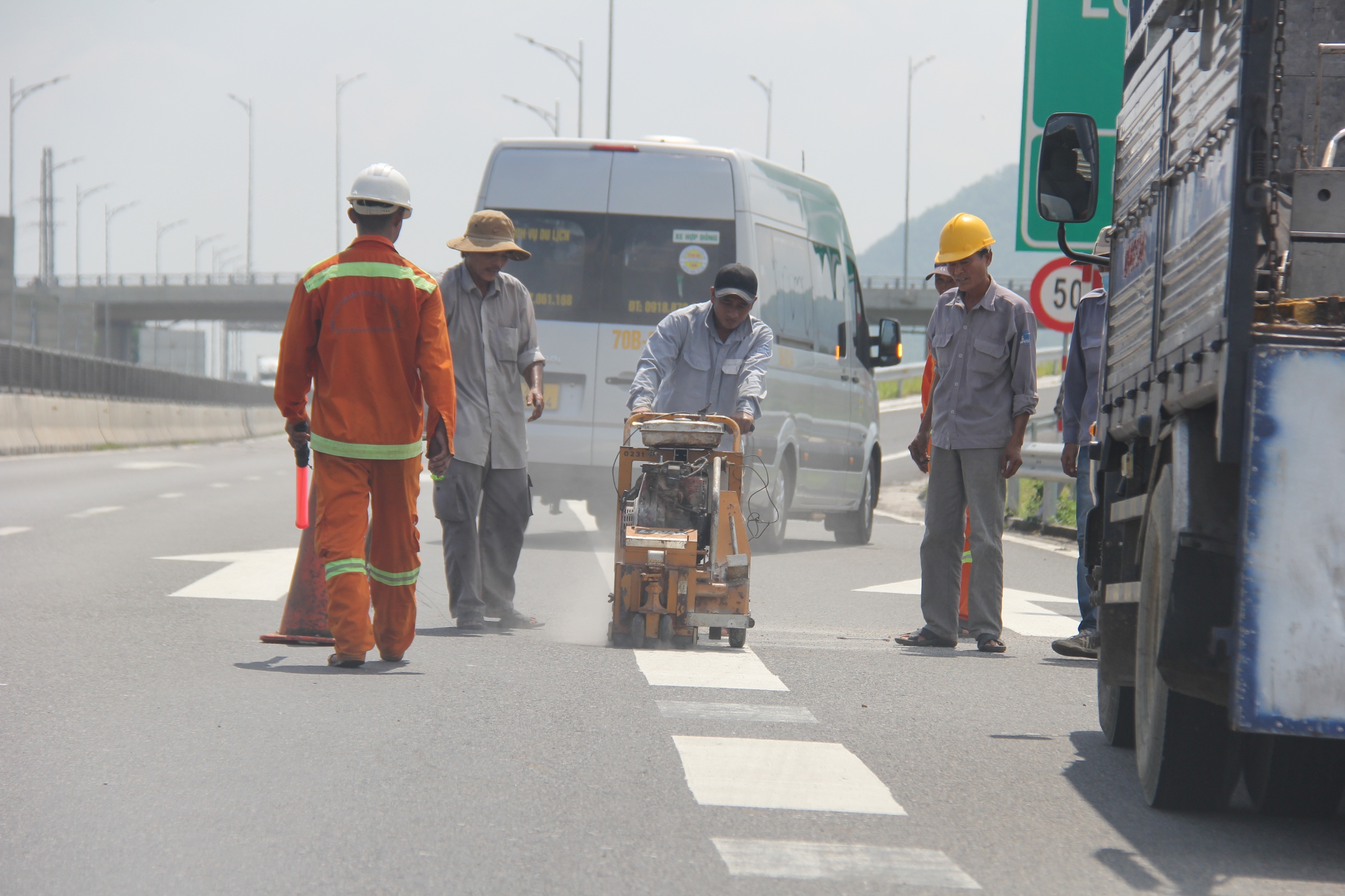 Sơn lại vạch đường, di dời biển báo tại nút giao QL28, cao tốc Vĩnh Hảo - Phan Thiết- Ảnh 3. Sơn lại vạch đường, di dời biển báo tại nút giao QL28, cao tốc Vĩnh Hảo - Phan Thiết- Ảnh 3.