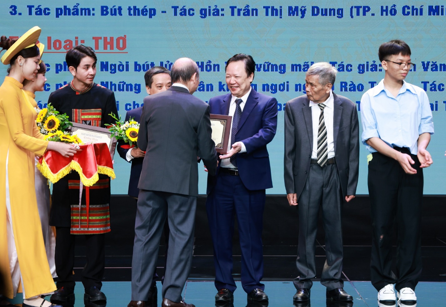 Phó tổng biên tập Báo Xây dựng Tào Khánh Hưng đạt giải Ba sáng tác ca khúc về nghề báo- Ảnh 2. Phó tổng biên tập Báo Xây dựng Tào Khánh Hưng đạt giải Ba sáng tác ca khúc về nghề báo- Ảnh 2.