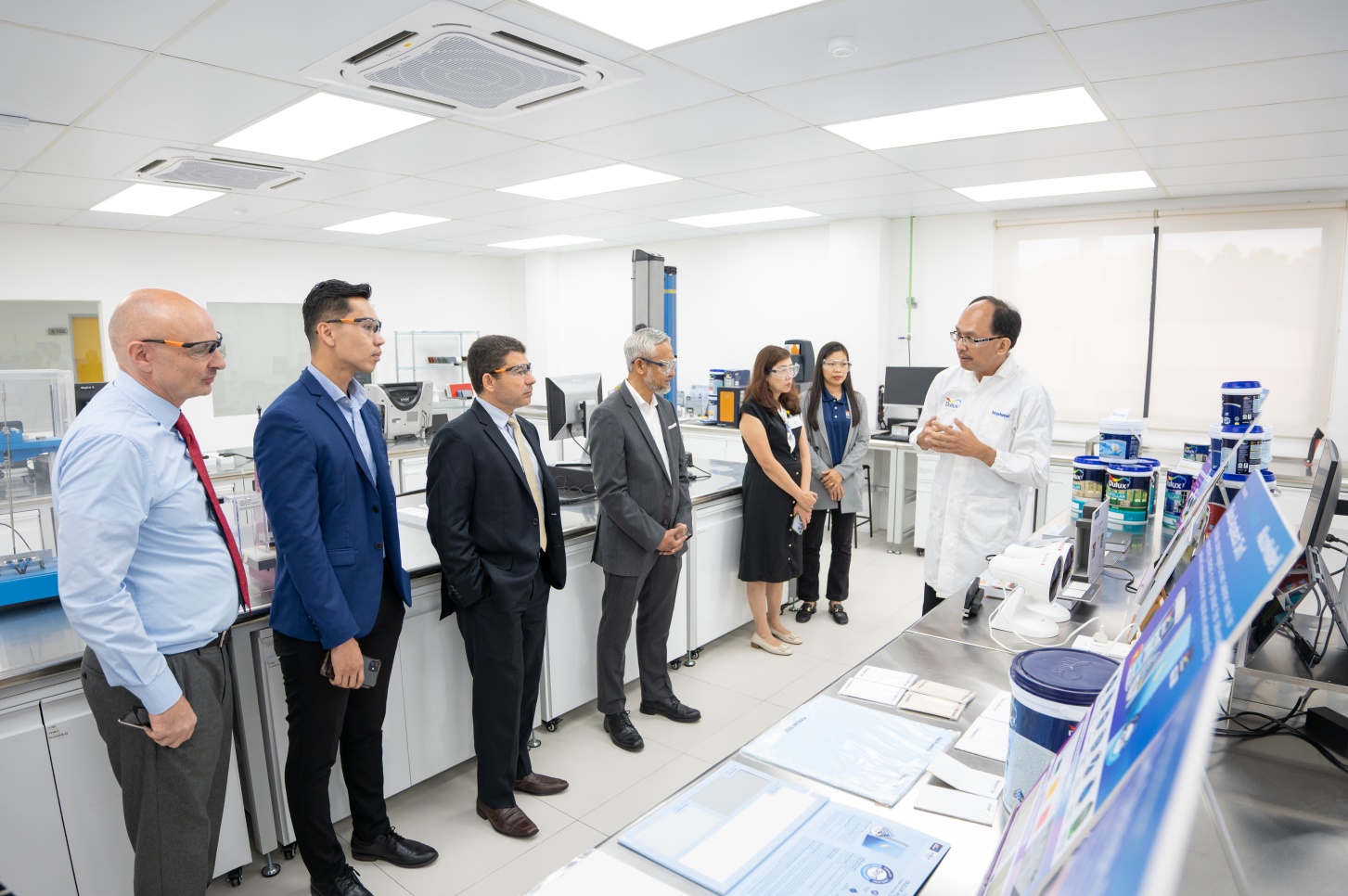 AkzoNobel giới thiệu Trung tâm Nghiên cứu và Phát triển sản phẩm mới dành cho khu vực Đông- Ảnh 2. AkzoNobel giới thiệu Trung tâm Nghiên cứu và Phát triển sản phẩm mới dành cho khu vực Đông- Ảnh 2.