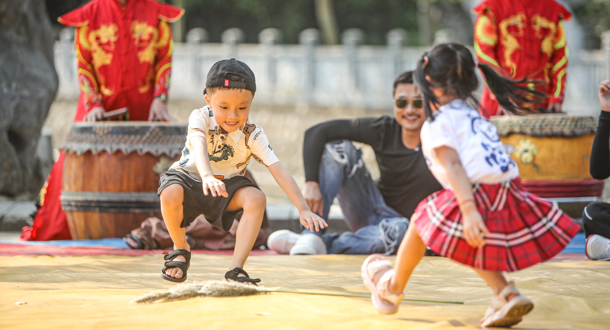 Diễn viên Duy Hưng, Trung Ruồi lần đầu lên sới vật- Ảnh 8. Diễn viên Duy Hưng, Trung Ruồi lần đầu lên sới vật- Ảnh 8.