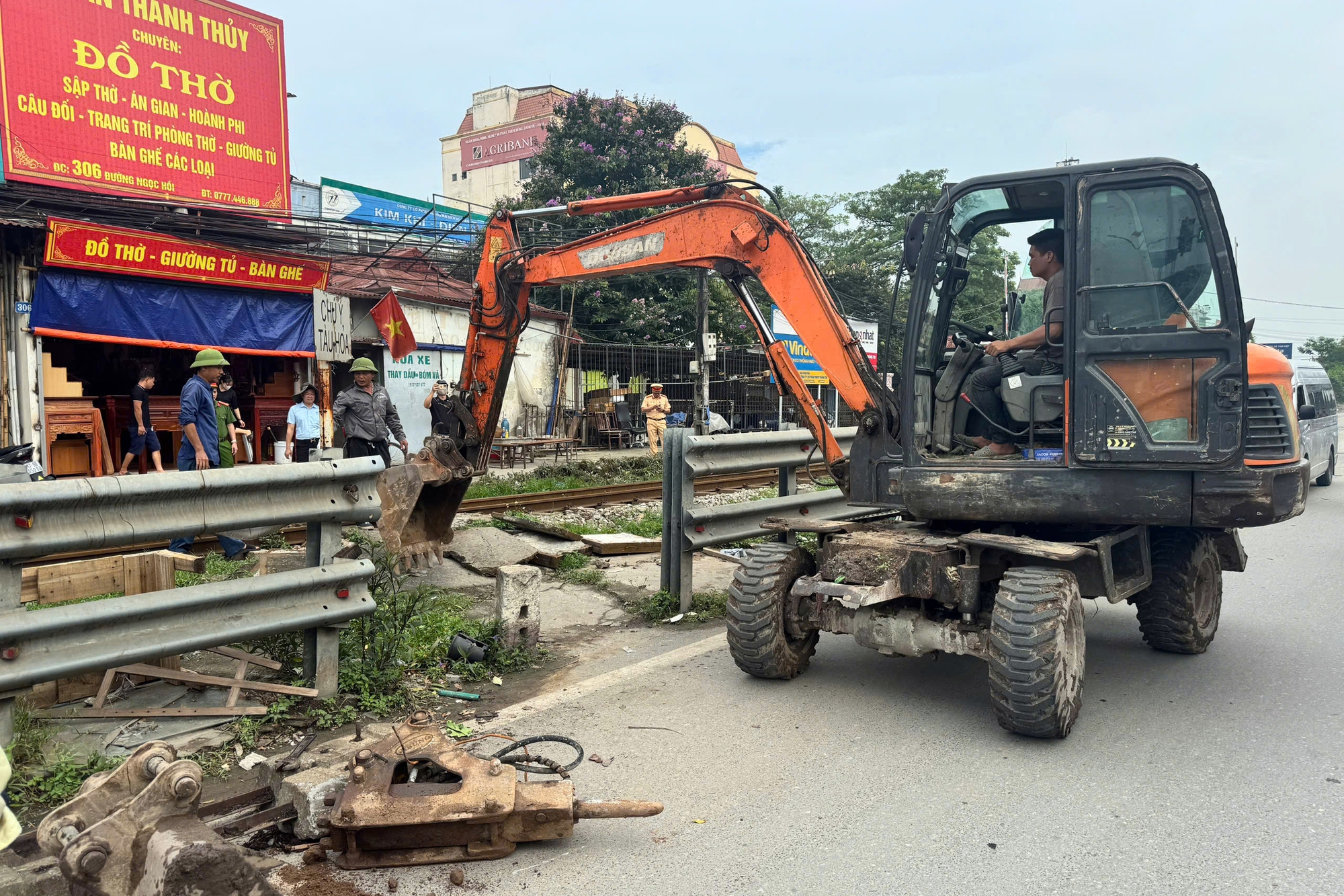 Hà Nội: Đóng hàng loạt lối đi tự mở, ngăn tai nạn đường sắt- Ảnh 1. Hà Nội: Đóng hàng loạt lối đi tự mở, ngăn tai nạn đường sắt- Ảnh 1.