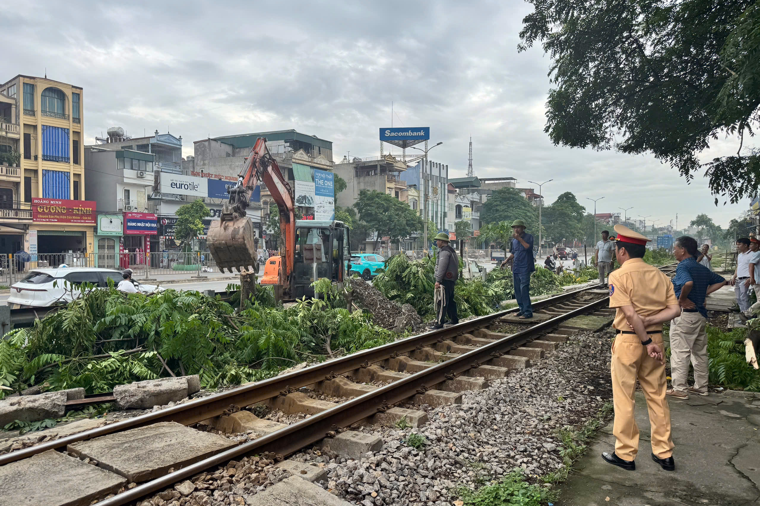 Hà Nội: Đóng hàng loạt lối đi tự mở, ngăn tai nạn đường sắt- Ảnh 2. Hà Nội: Đóng hàng loạt lối đi tự mở, ngăn tai nạn đường sắt- Ảnh 2.