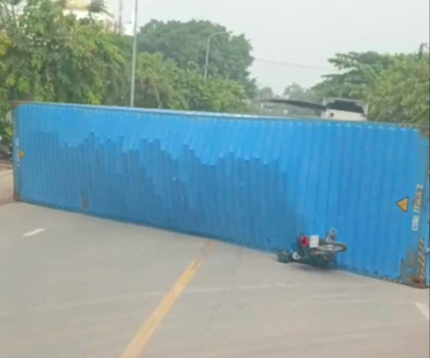 Bình Dương: Xe container ôm cua lật nhào, đè nát xe máy- Ảnh 1. Bình Dương: Xe container ôm cua lật nhào, đè nát xe máy- Ảnh 1.