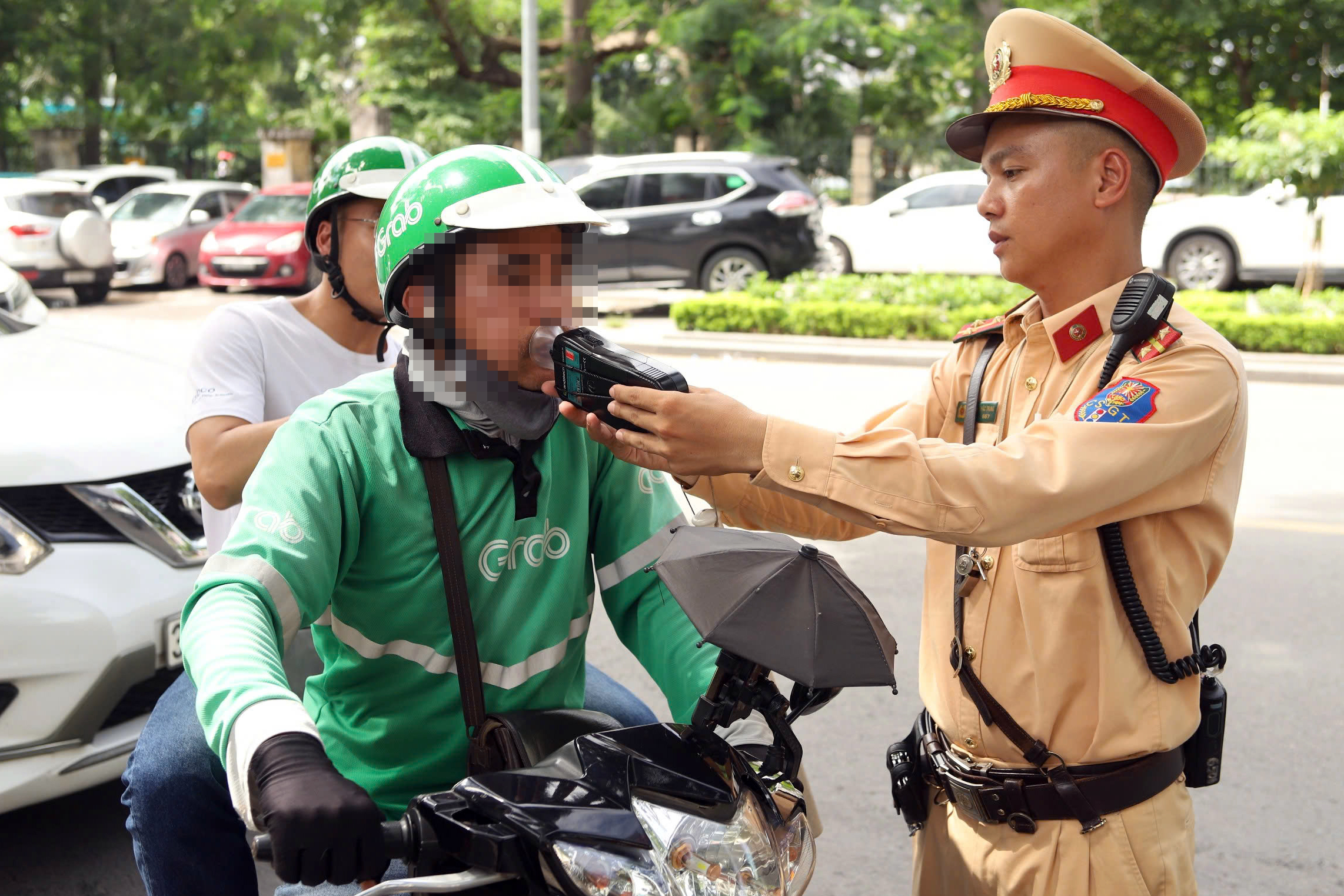 Vi phạm nồng độ cồn kịch khung, người đi xe đạp trần tình "chỉ uống 3 cốc bia"- Ảnh 3. Vi phạm nồng độ cồn kịch khung, người đi xe đạp trần tình "chỉ uống 3 cốc bia"- Ảnh 3.