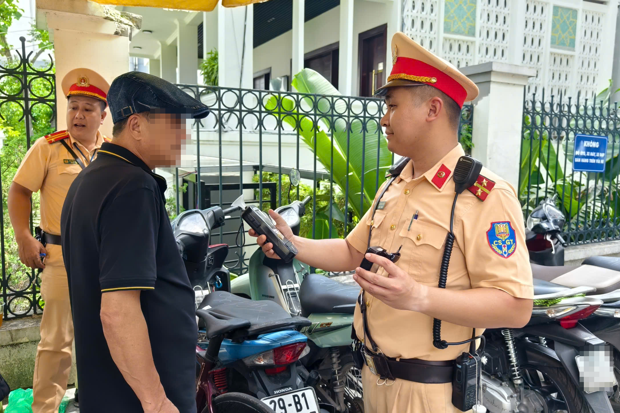 Vi phạm nồng độ cồn kịch khung, người đi xe đạp trần tình "chỉ uống 3 cốc bia"- Ảnh 6. Vi phạm nồng độ cồn kịch khung, người đi xe đạp trần tình "chỉ uống 3 cốc bia"- Ảnh 6.