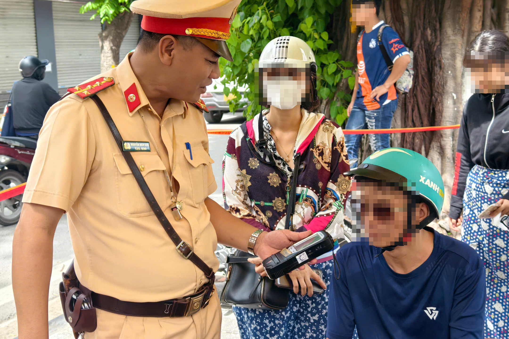 Vi phạm nồng độ cồn kịch khung, người đi xe đạp trần tình "chỉ uống 3 cốc bia"- Ảnh 4. Vi phạm nồng độ cồn kịch khung, người đi xe đạp trần tình "chỉ uống 3 cốc bia"- Ảnh 4.