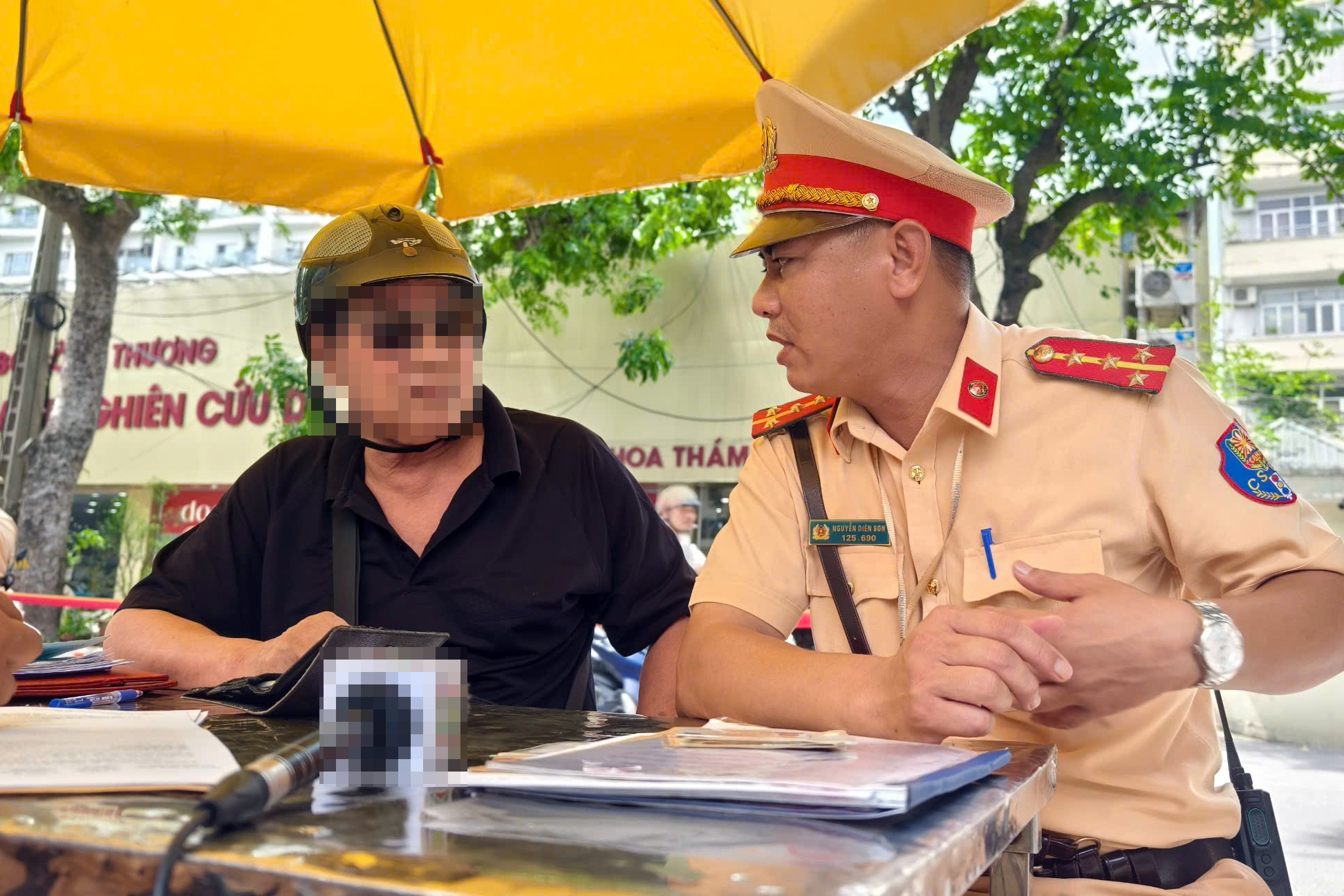 Vi phạm nồng độ cồn kịch khung, người đi xe đạp trần tình "chỉ uống 3 cốc bia"- Ảnh 8. Vi phạm nồng độ cồn kịch khung, người đi xe đạp trần tình "chỉ uống 3 cốc bia"- Ảnh 8.