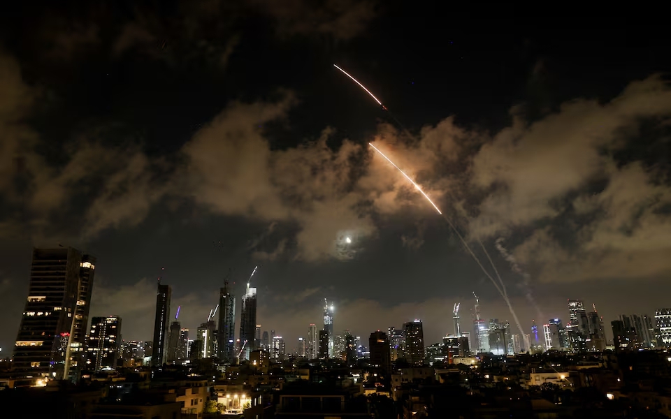 Israel triển khai 50 máy bay không kích, Iran đáp trả bằng tên lửa siêu vượt âm Fattah