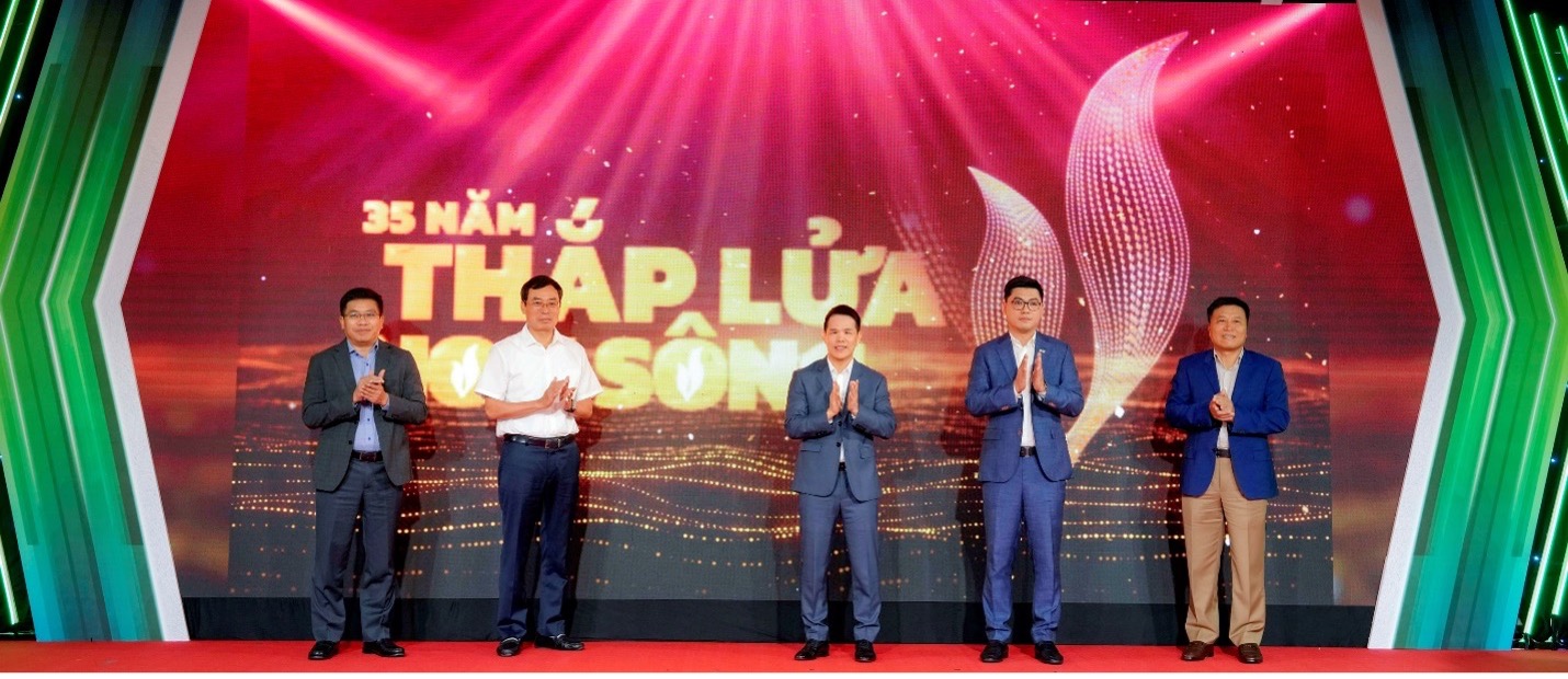 PV GAS Talks “35 năm - Thắp lửa non sông”: Hành trình kết nối và giữ lửa nhiệt huyết- Ảnh 1. PV GAS Talks “35 năm - Thắp lửa non sông”: Hành trình kết nối và giữ lửa nhiệt huyết- Ảnh 1.