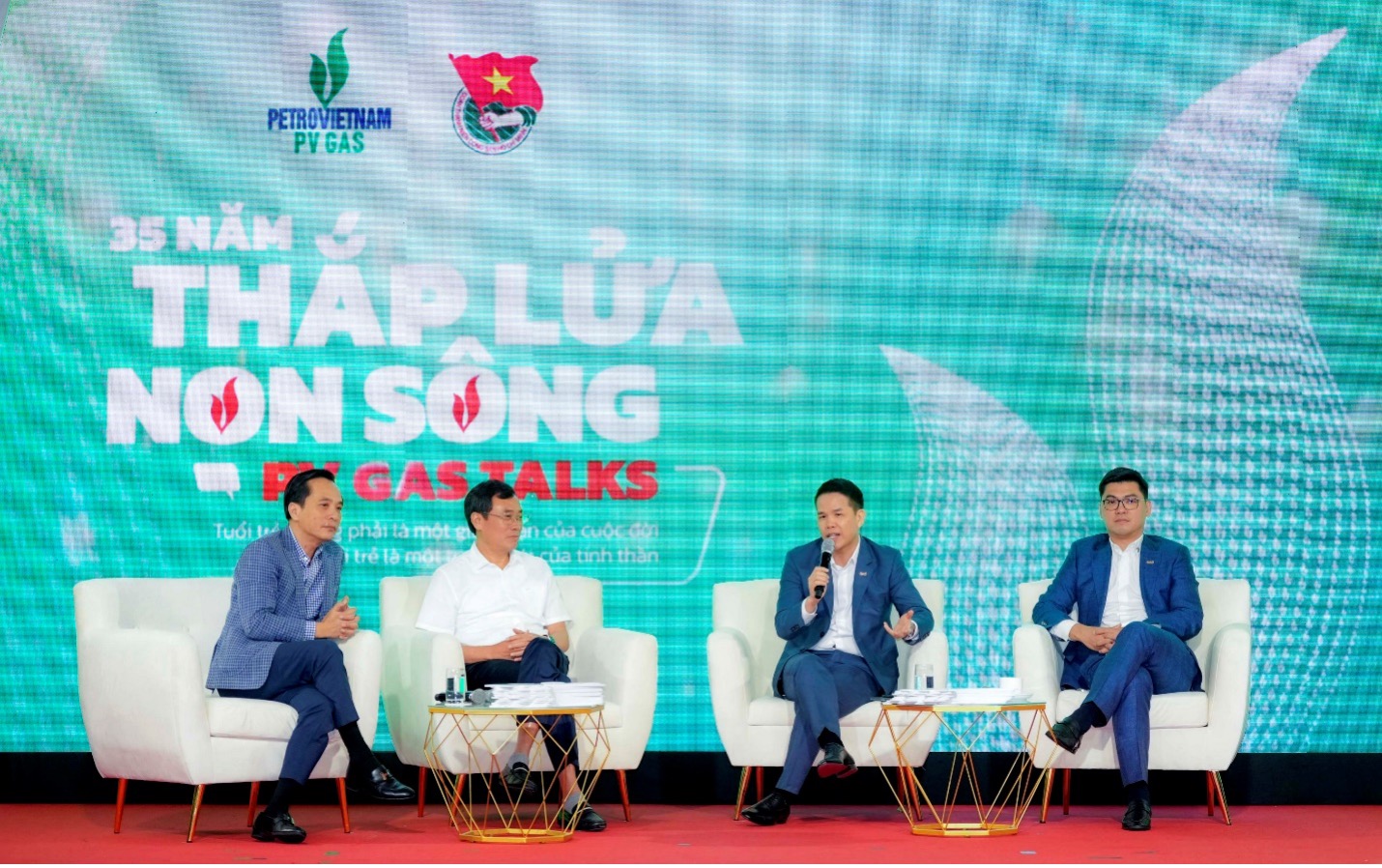 PV GAS Talks “35 năm - Thắp lửa non sông”: Hành trình kết nối và giữ lửa nhiệt huyết- Ảnh 3. PV GAS Talks “35 năm - Thắp lửa non sông”: Hành trình kết nối và giữ lửa nhiệt huyết- Ảnh 3.