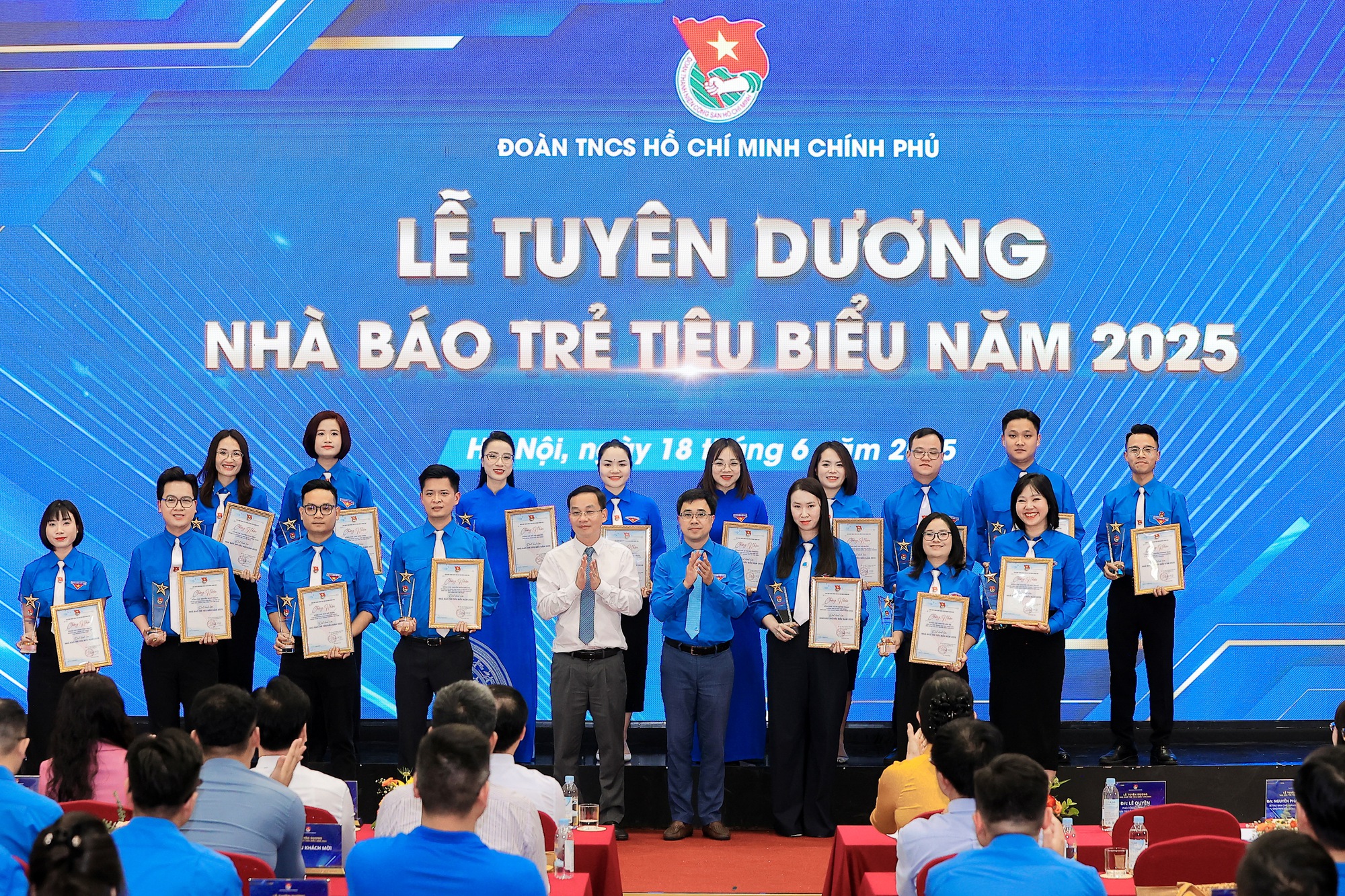 Phó Thủ tướng Bùi Thanh Sơn: Nhà báo trẻ giữ vững "tâm trong, trí sáng, bút sắc"- Ảnh 2. Phó Thủ tướng Bùi Thanh Sơn: Nhà báo trẻ giữ vững "tâm trong, trí sáng, bút sắc"- Ảnh 2.